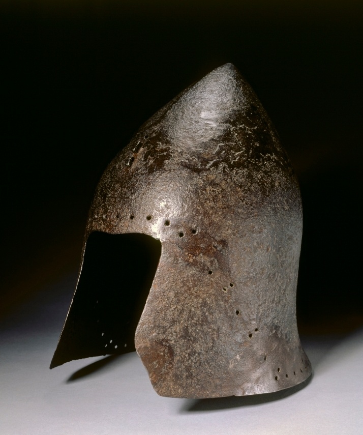 环锁铠,铁胄出自希腊一个威尼斯人的要塞遗址,是一顶"barbuta"型头盔