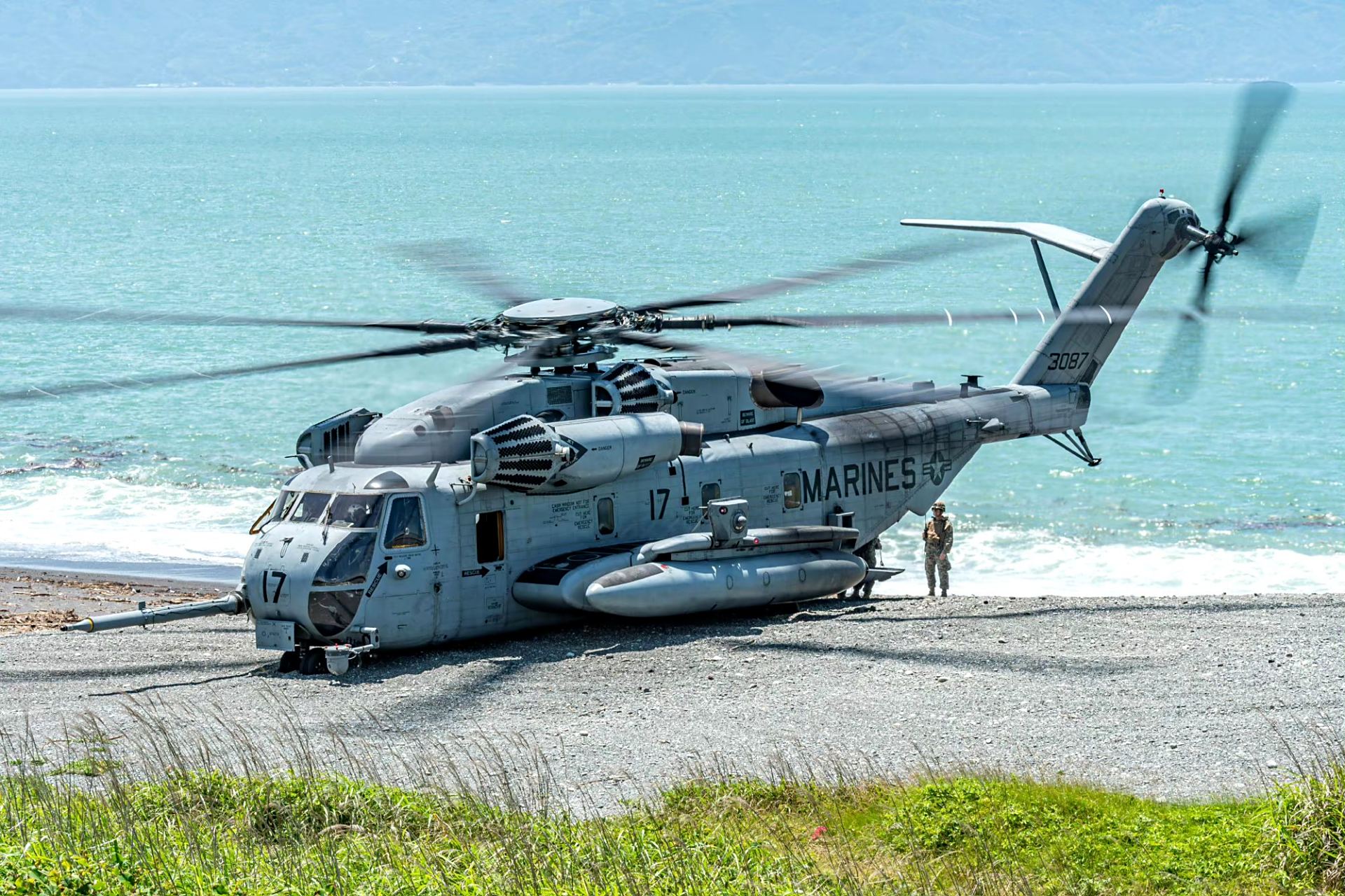 一组美海军陆战队装备的ch-53重型直升机展示,正在进行起降训练.