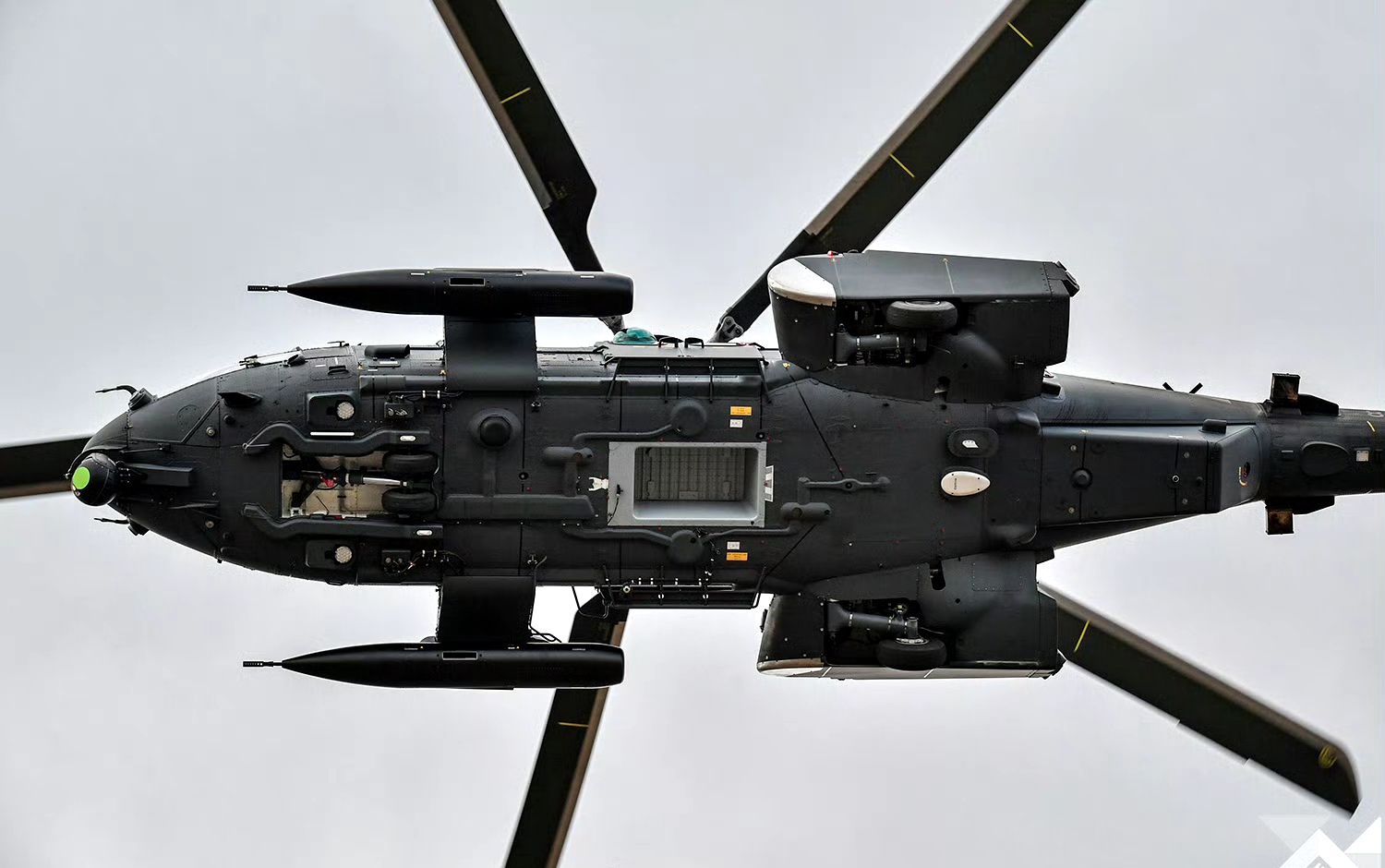 装备欣赏:匈牙利装备的h225m直升机,在短翼挂载了20毫米机炮吊舱
