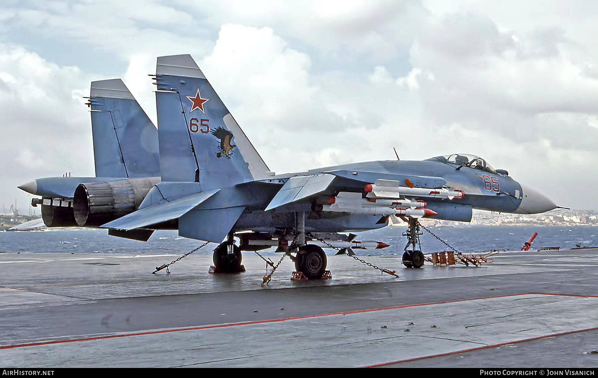 战机欣赏:俄罗斯海军 苏-33舰载战斗机早期在航母甲板部署时的照片.