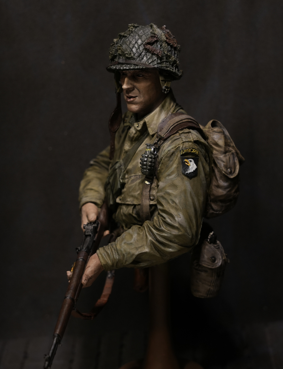 模型欣赏:一组美军二战军官胸像雕像,应该是101空降师506团2营e连连长