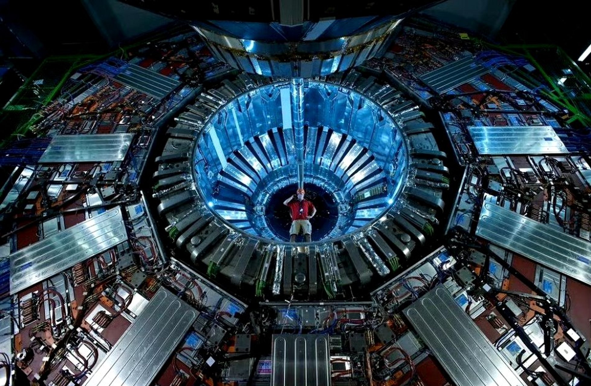 欧洲大型强子对撞机是现在世界上最大,能量最高的粒子加速器.