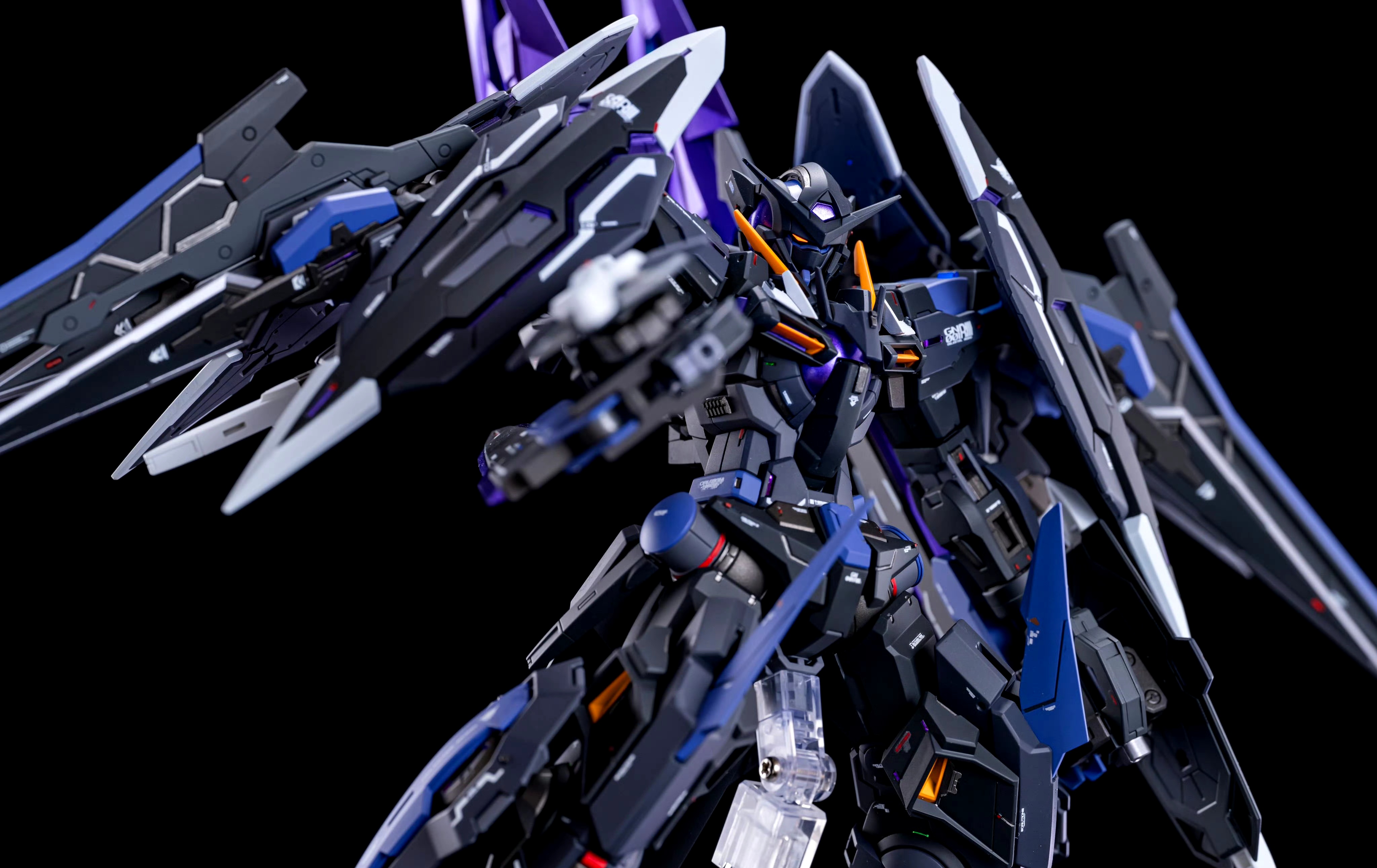 模型欣赏:模型师rainaman制作的mg能天使高达r3改,增加了武器和修改了