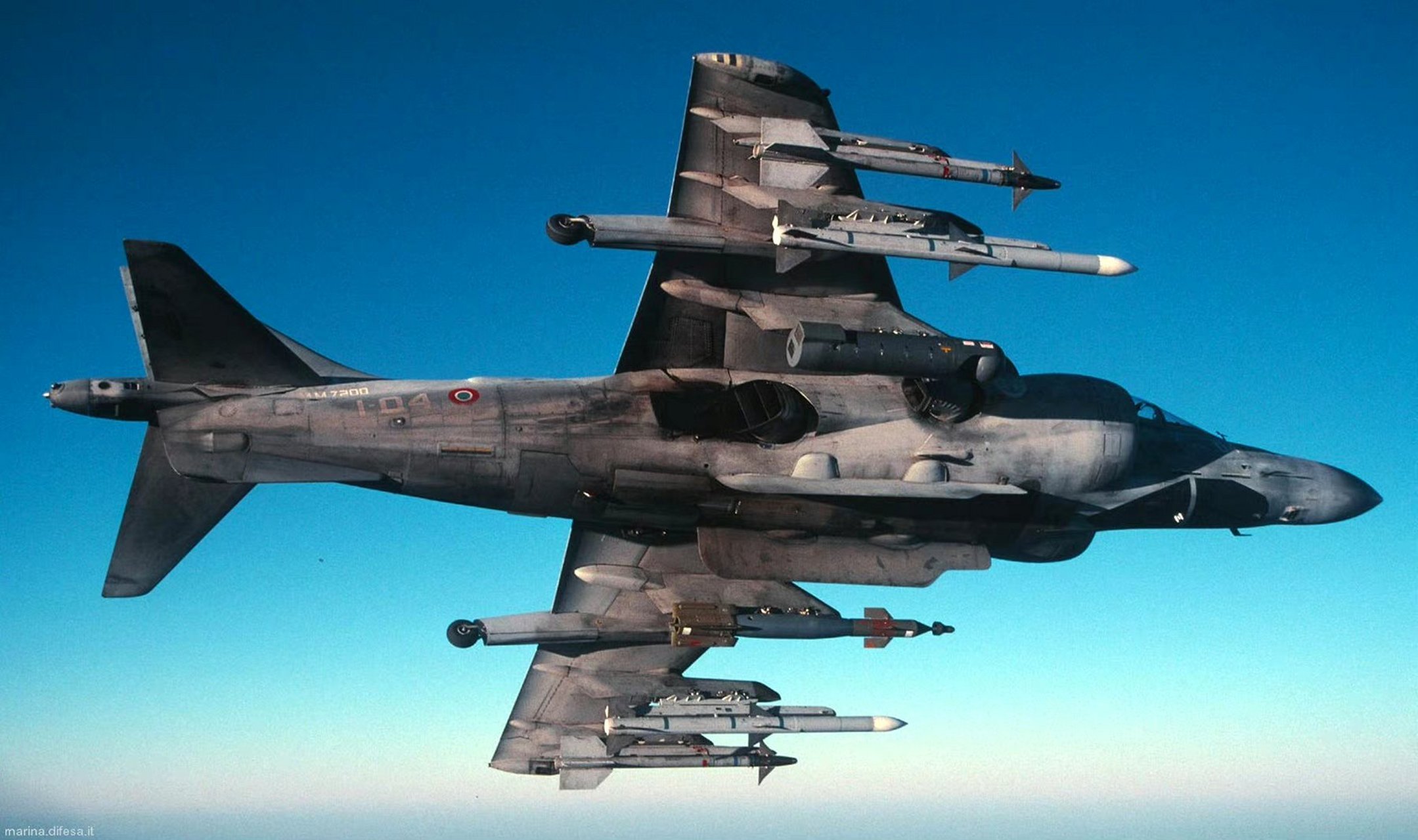 战机欣赏:美国海军/英国空军av-8b/gr9鹞式战斗机,该型飞机是为数不多