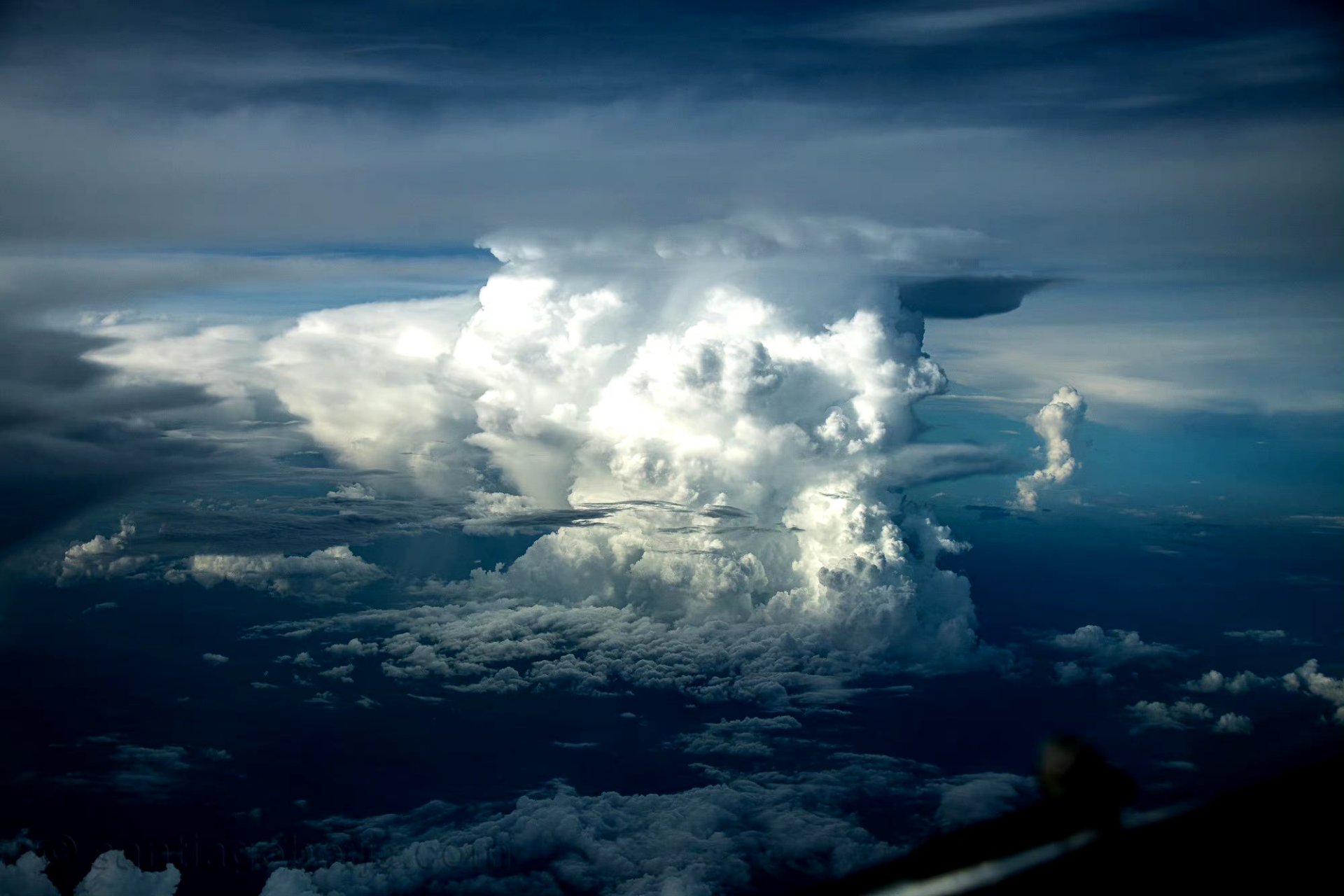 展现了云层壮观的景象,雷暴云团通常出现于高空西北气流的短波槽前或