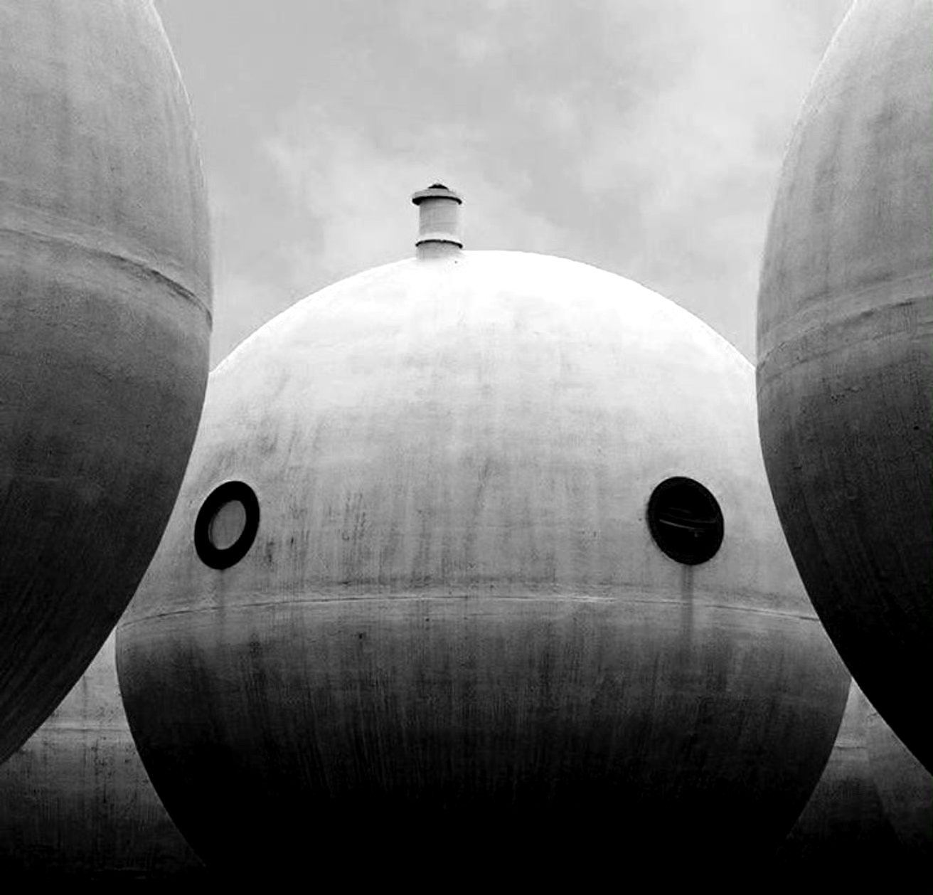 这50个球形住宅,每个55平方米,是政府资助的探索替代生活解决方案倡议