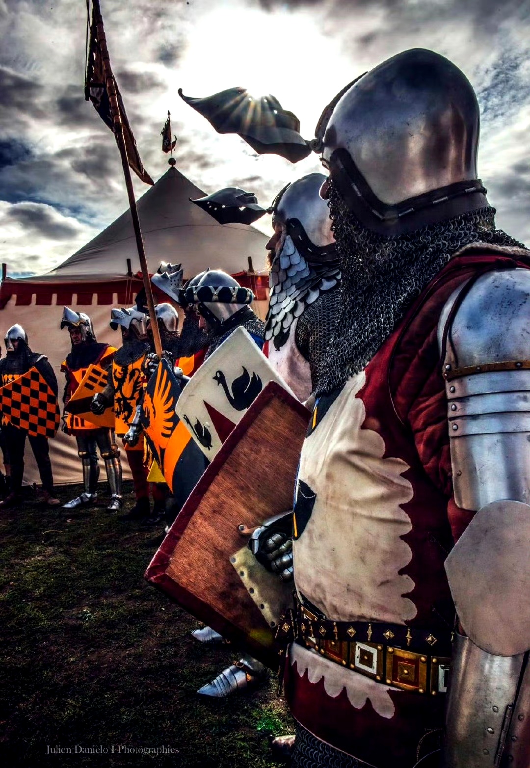 danielo auteur拍摄的一组重演照片,再现了中世纪晚期欧洲骑士的装束