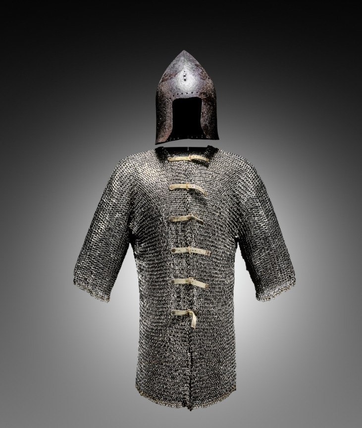 美国克里夫兰艺术博物馆收藏的铁胄和环锁铠,铁胄出自