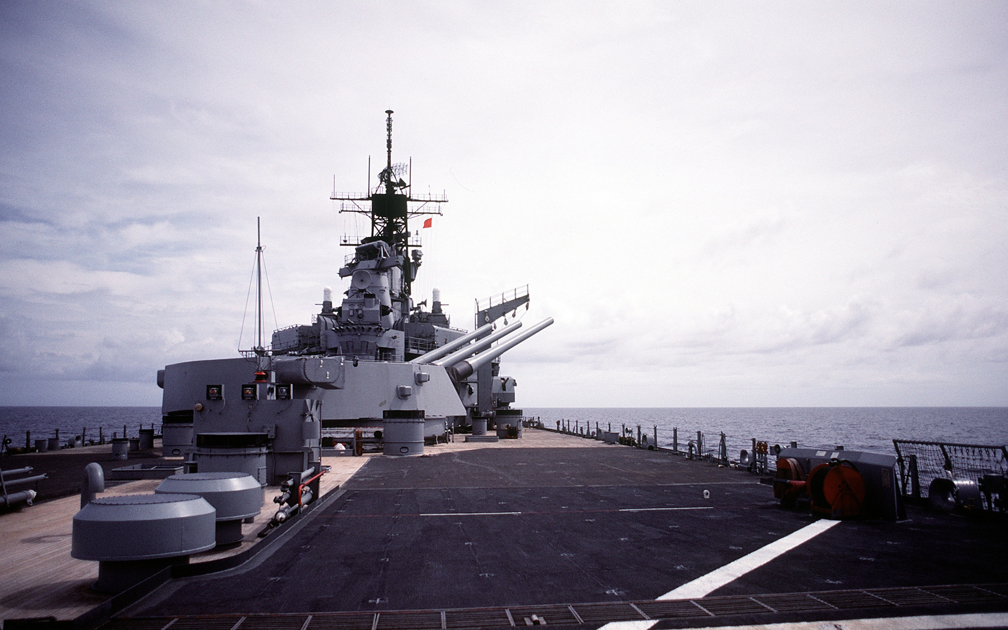 舰船欣赏:1985年8月,bb-61衣阿华号战列舰舰艉406毫米主炮转向右前方