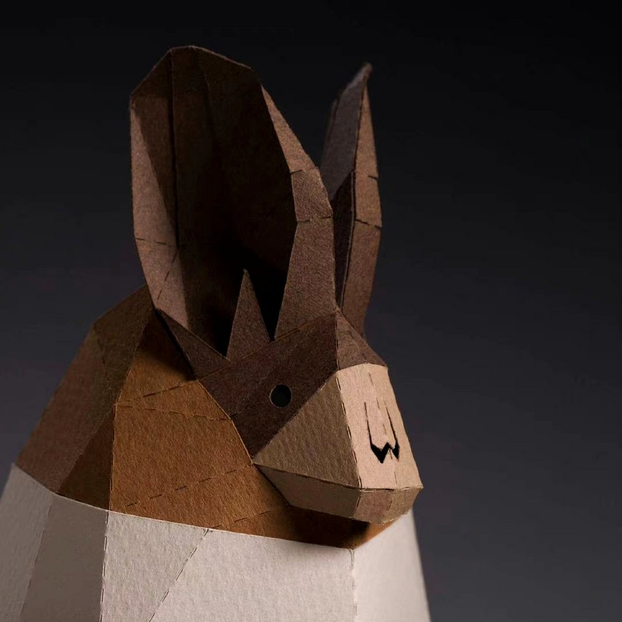 艺术家guardabosques纸塑作品欣赏,用纸板制作出造型生动的动物角色.