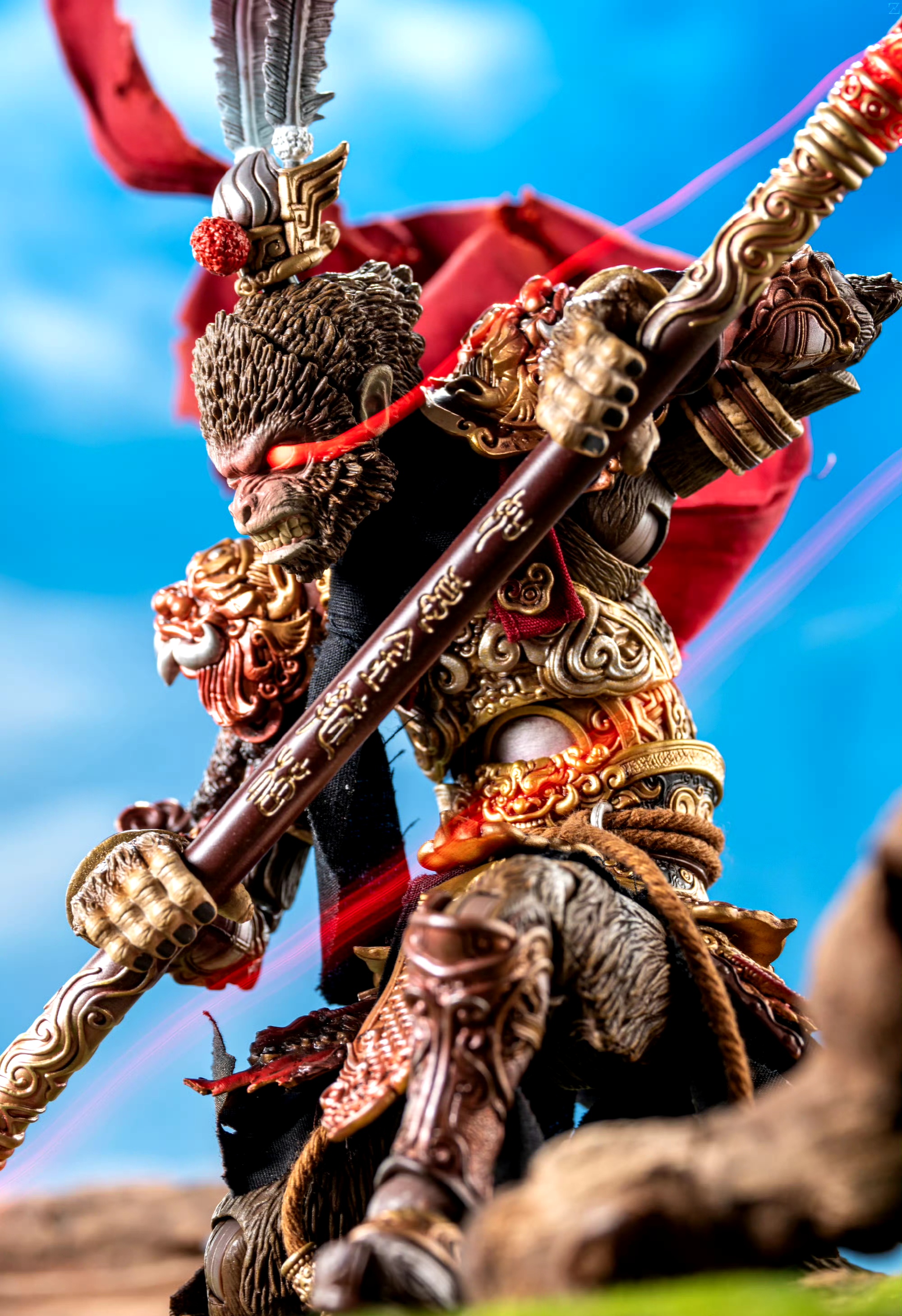 战损版全身黄金甲做了焦黑渐变,祥云纹褪色,裙甲边缘烧蚀,毛发也改为