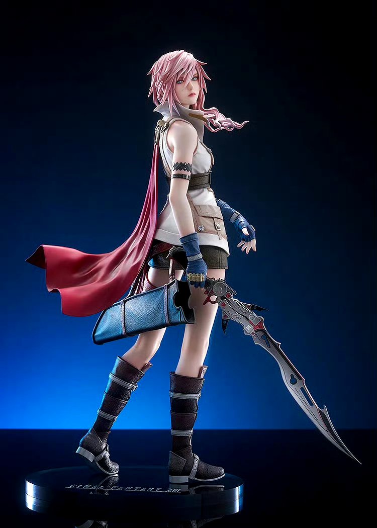 她是《最终幻想13》系列的女主角,本名埃克莱尔·法隆,是一个精通剑术