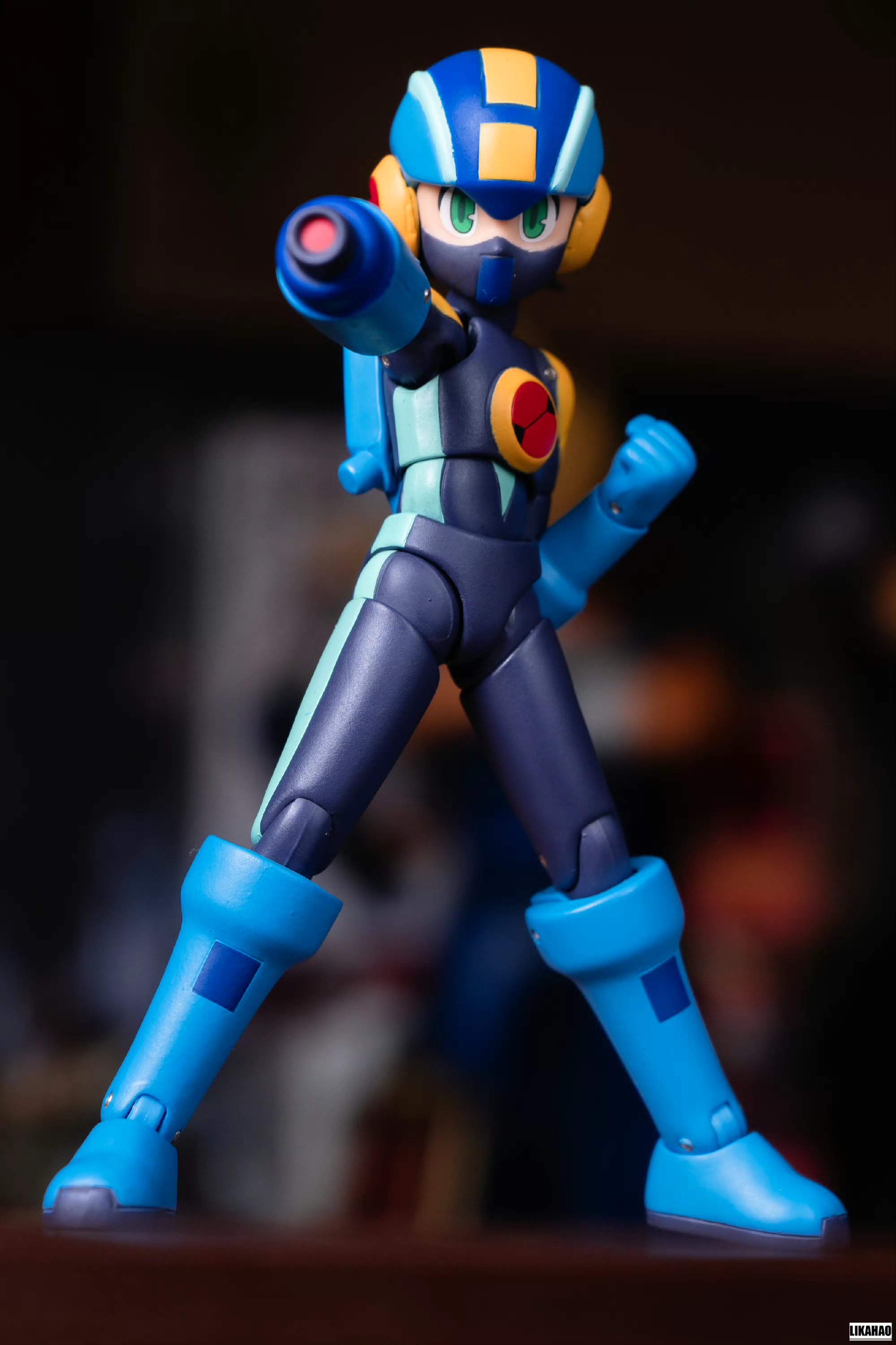 模型欣赏:千值练 网络英雄洛克人exe,展现了其造型与各种装备,洛克人