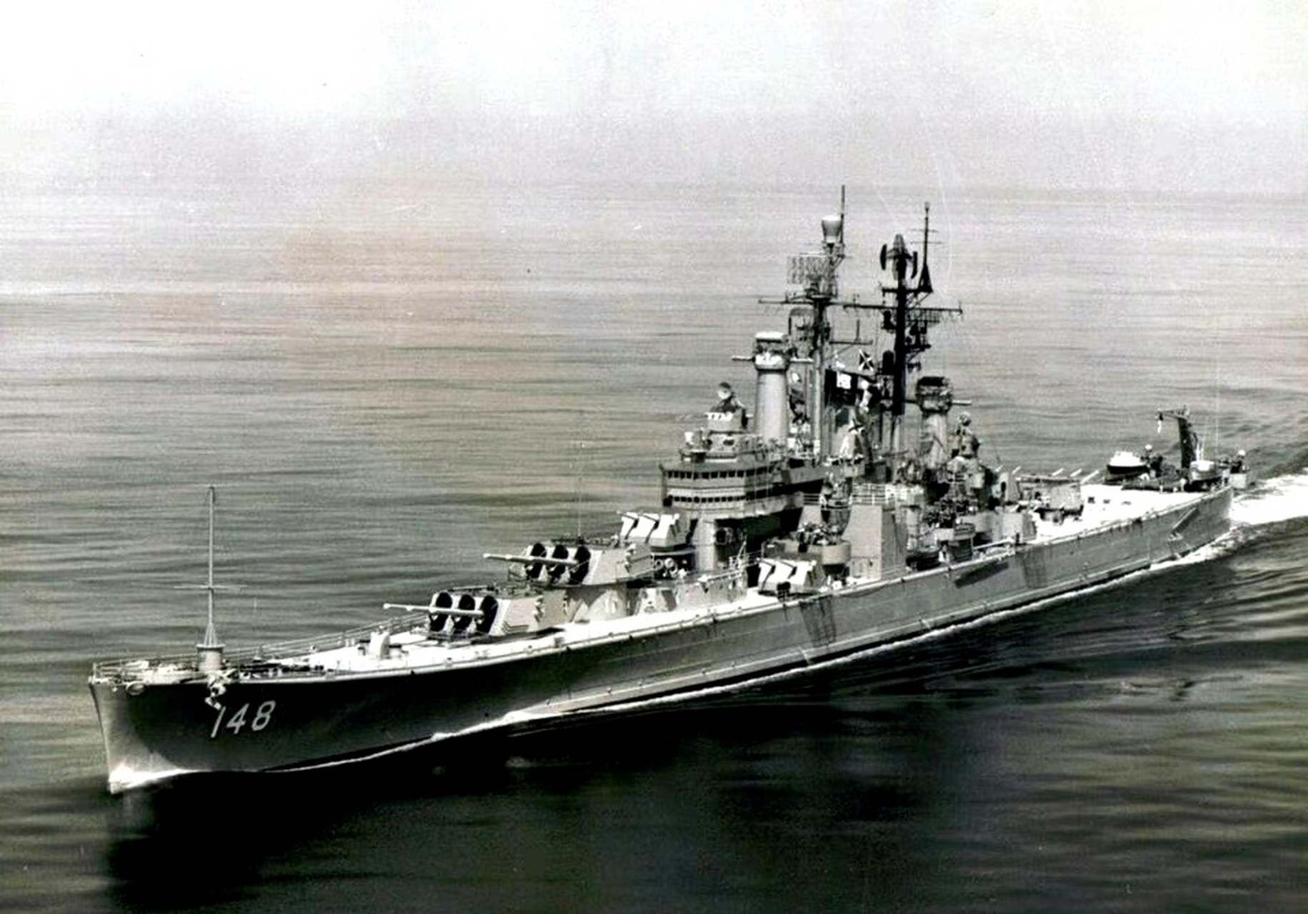 舰船欣赏:得梅因级重巡洋舰 纽波特纽斯号 ​航行及开火瞬间