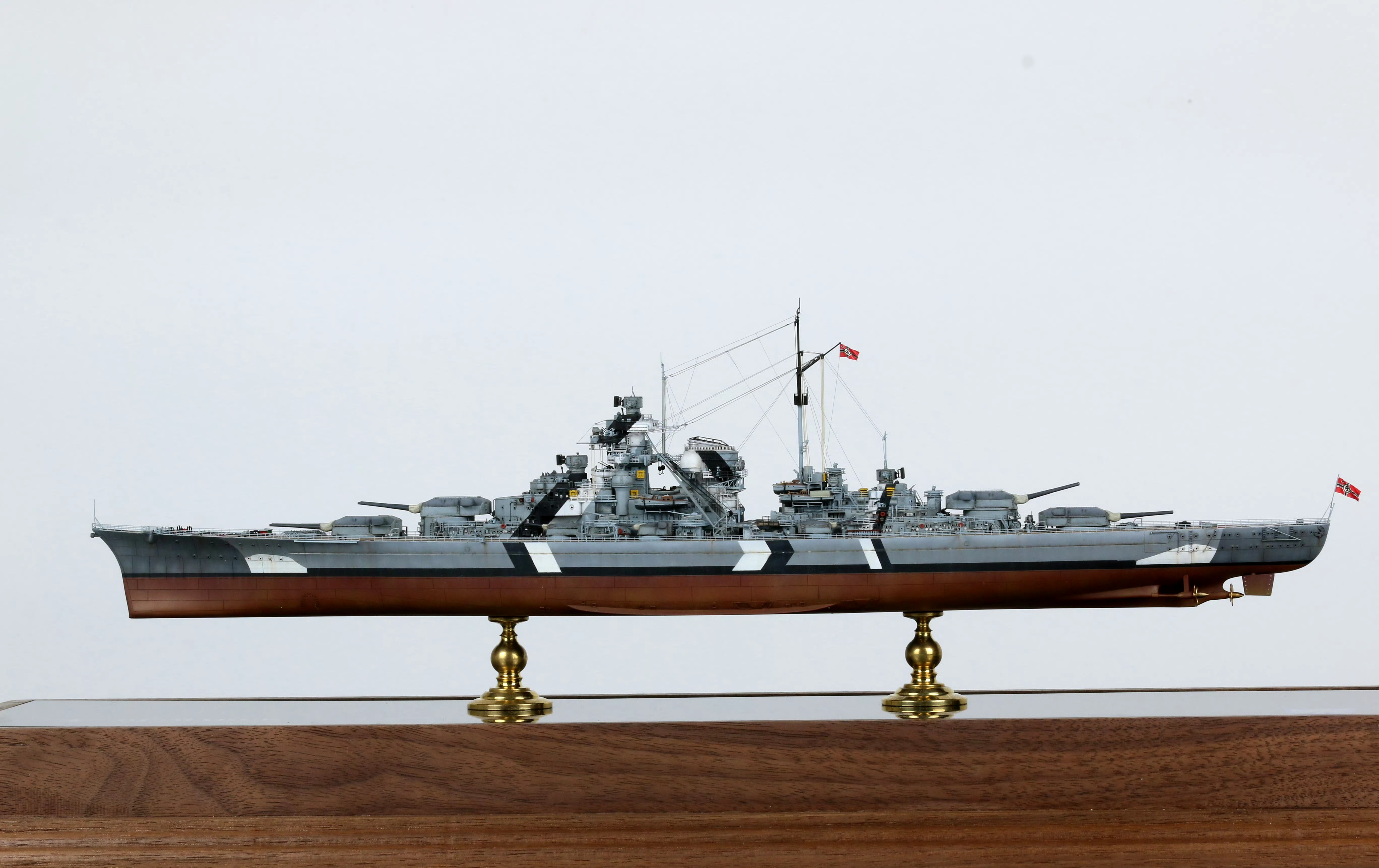 军模欣赏:1/700 德国"俾斯麦"号战列舰,采用了鹰翔俾斯麦豪华版 船坞