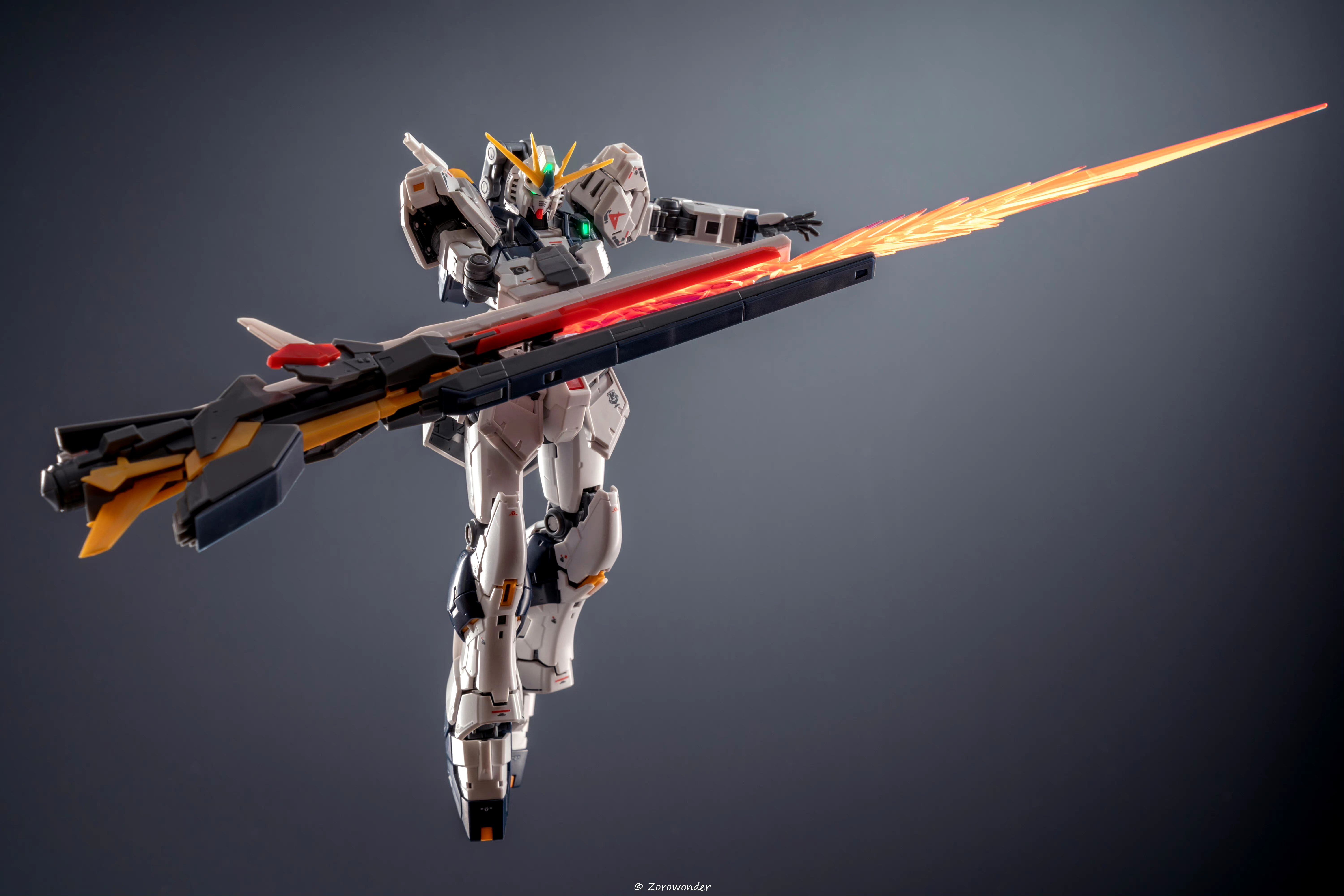 模型欣赏: rg牛高达和来自土王模型的rg牛高达长距离浮游炮组件及特效