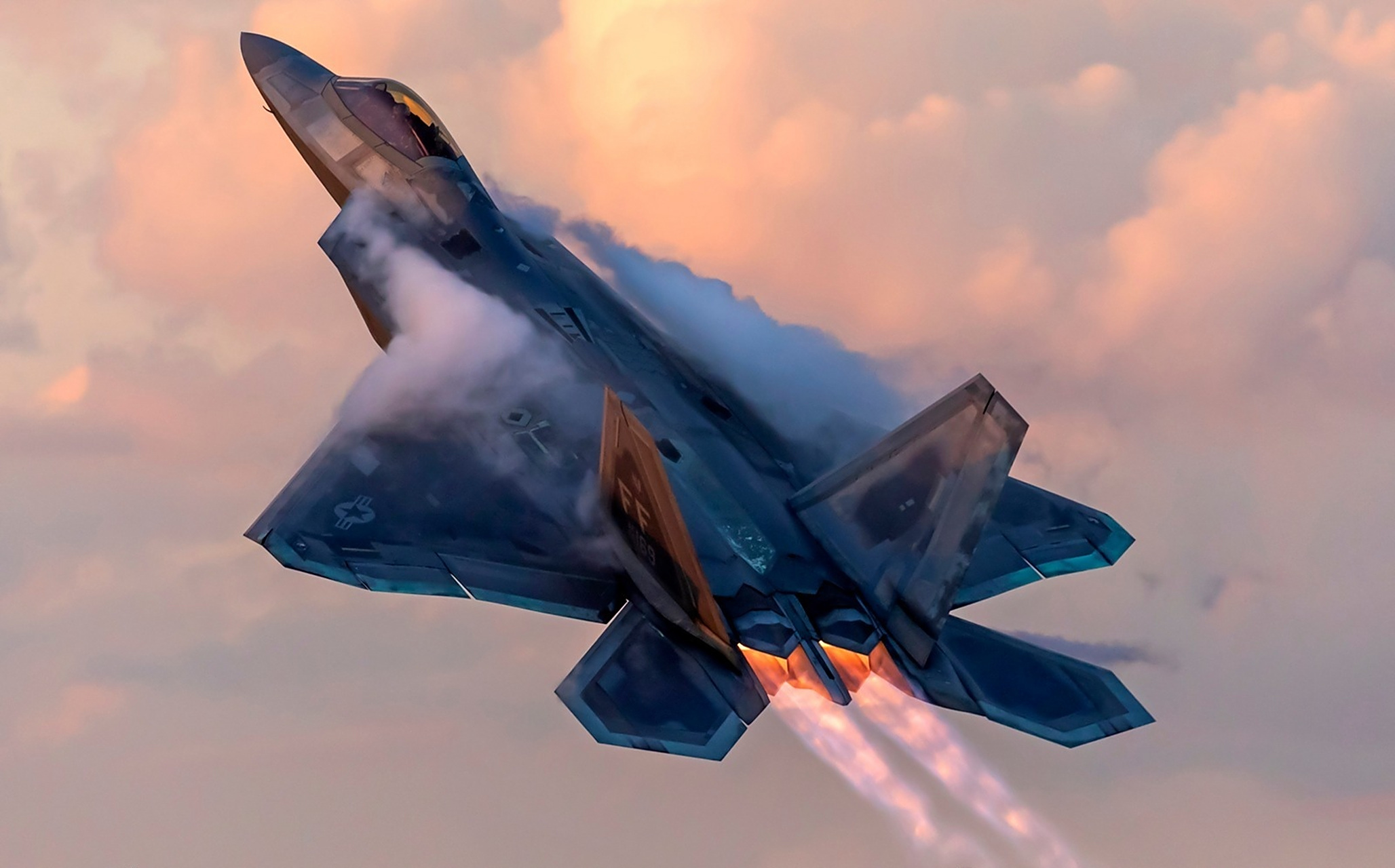 战机欣赏:奥什科什航展上进行飞行表演的f-22战斗机,by ivan voukadi