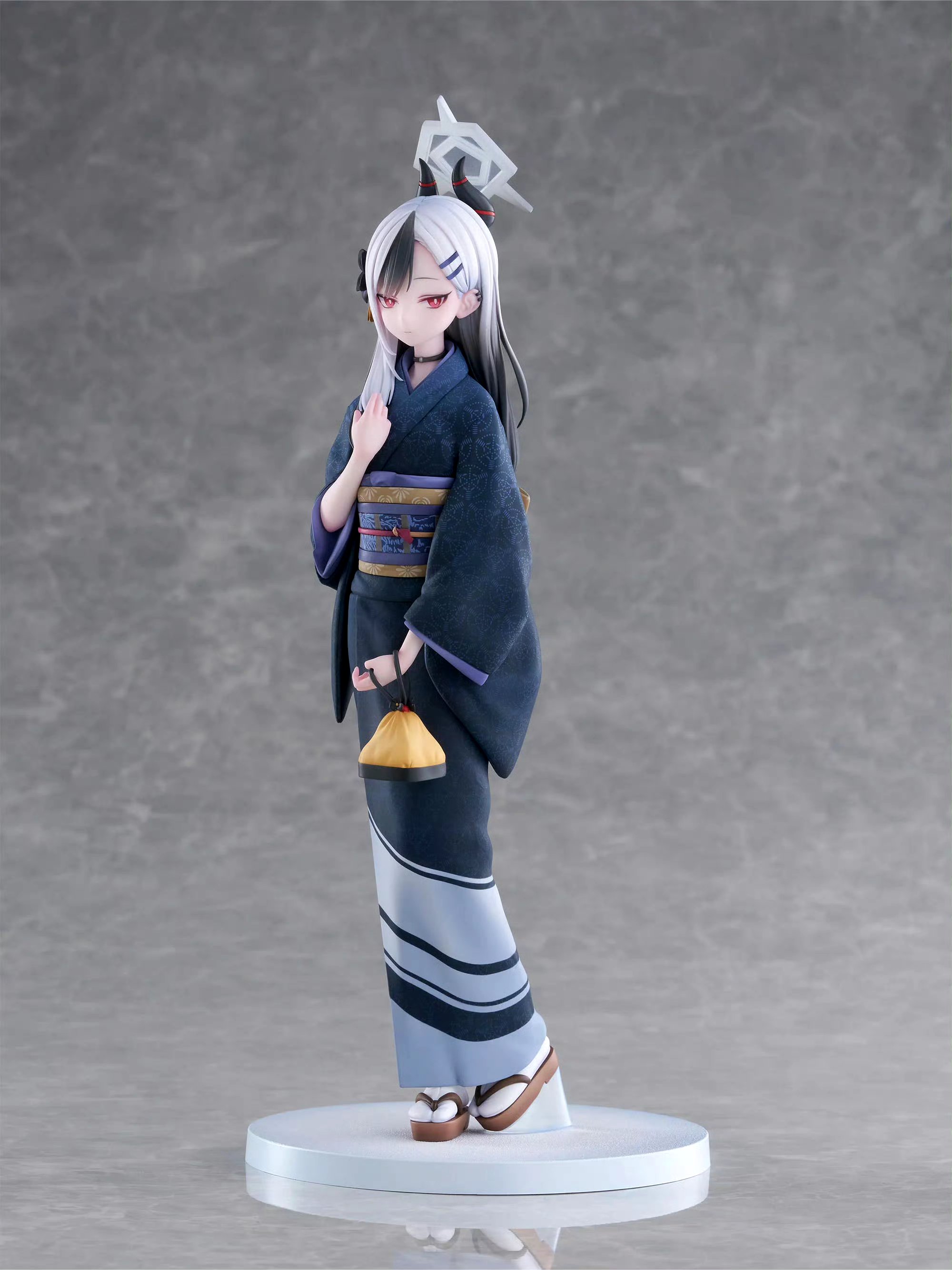 手办还原了角色在《蔚蓝档案》中身着和服的形象,展现出角色的传统