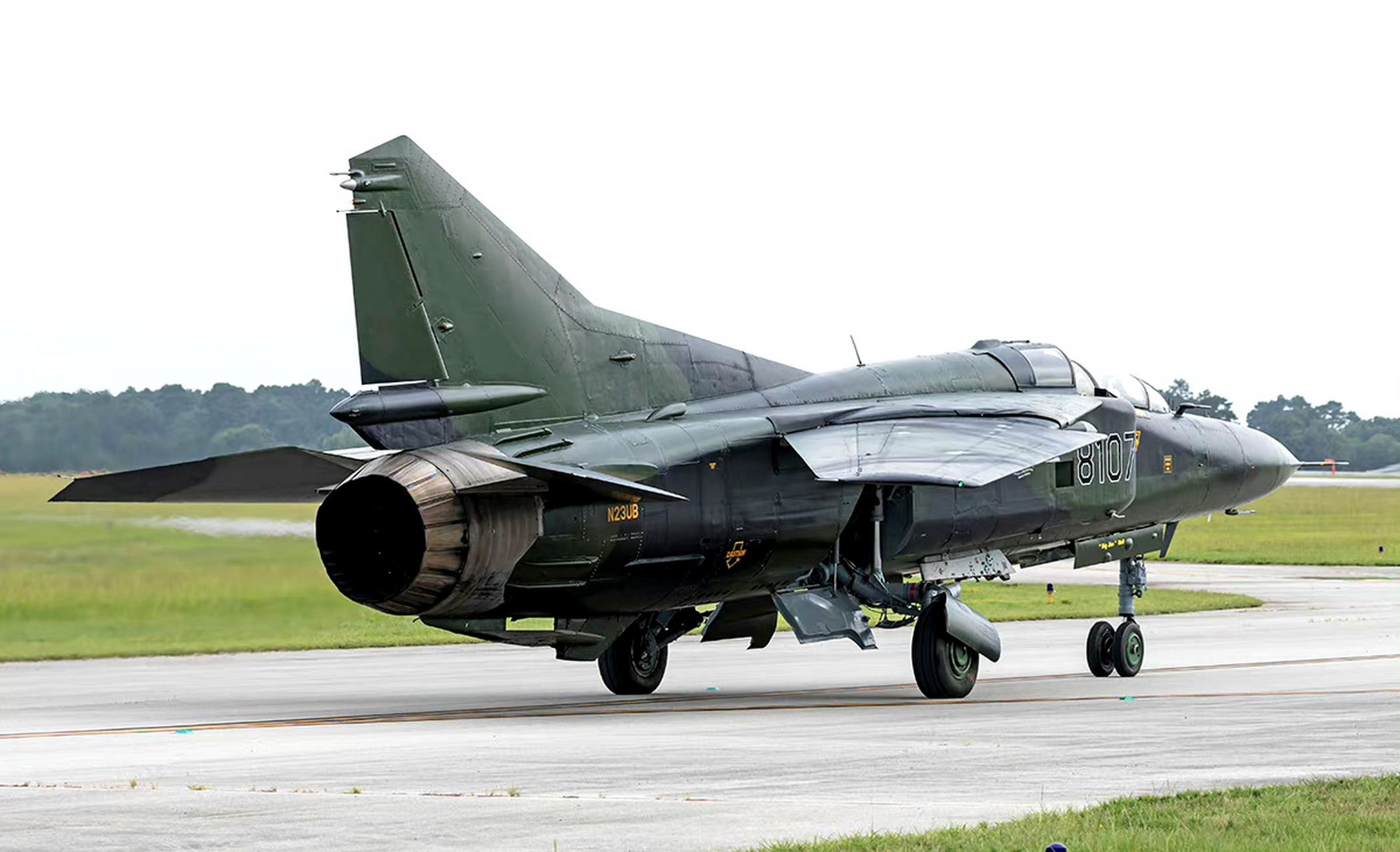 战机欣赏:奥什科什航展上的米格-23ub战斗教练机,可惜这架现在已经没