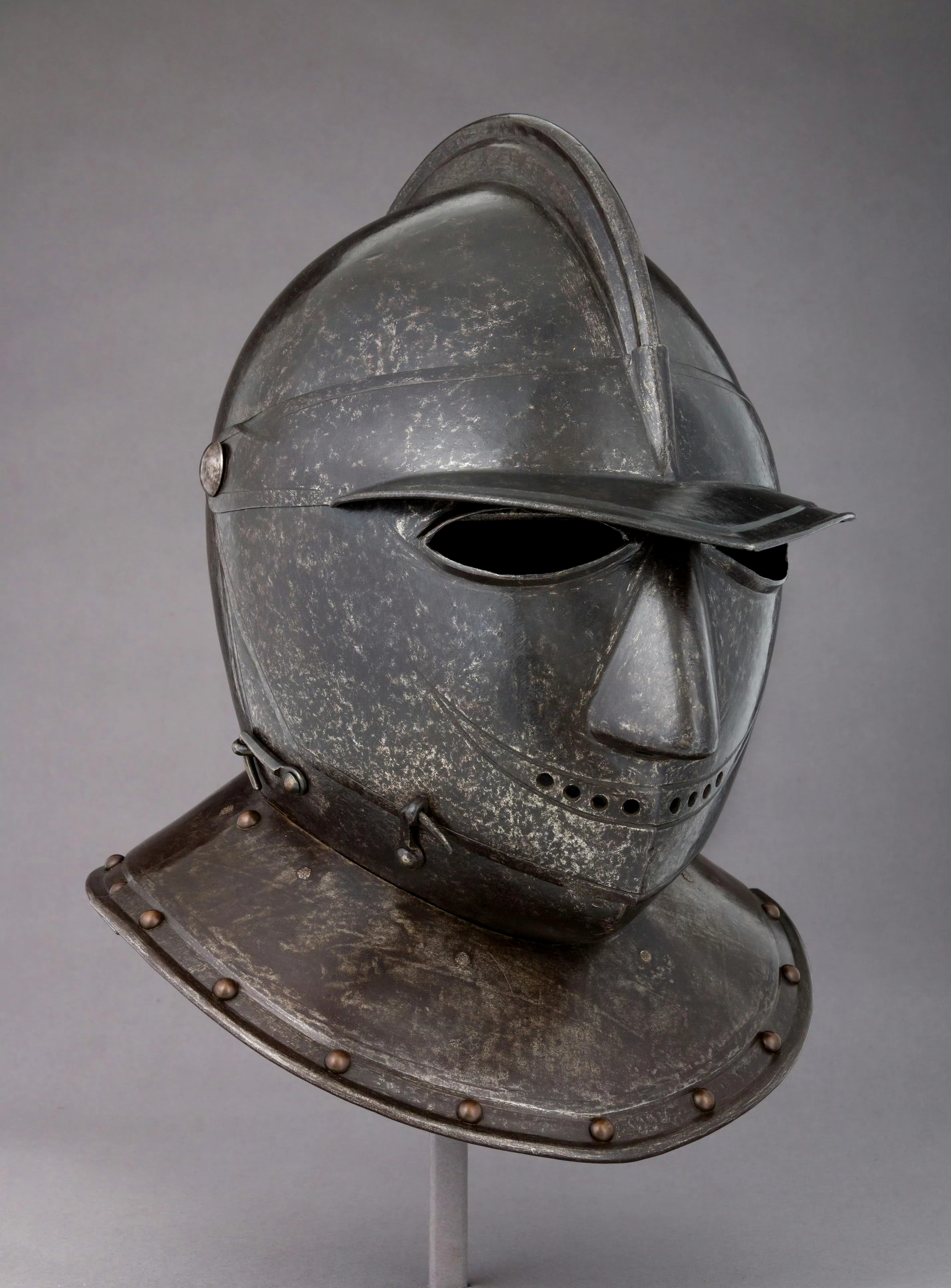 有时候也被称为覆面式勃艮第头盔,多供骑兵使用,有较强的防护性能,面