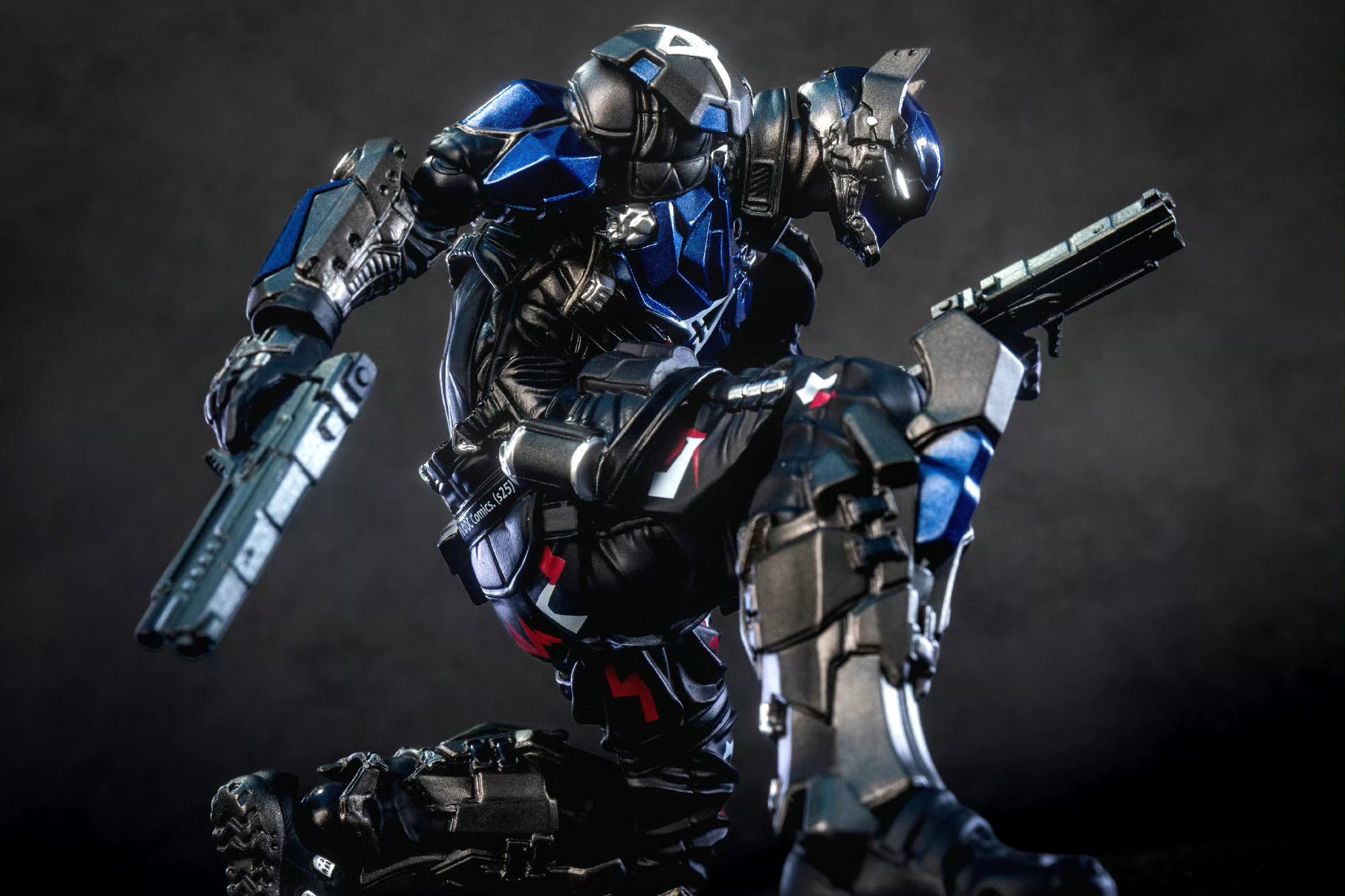 整体造型与初版阿卡姆骑士基本相同,考究还原了其军用战衣和头盔的