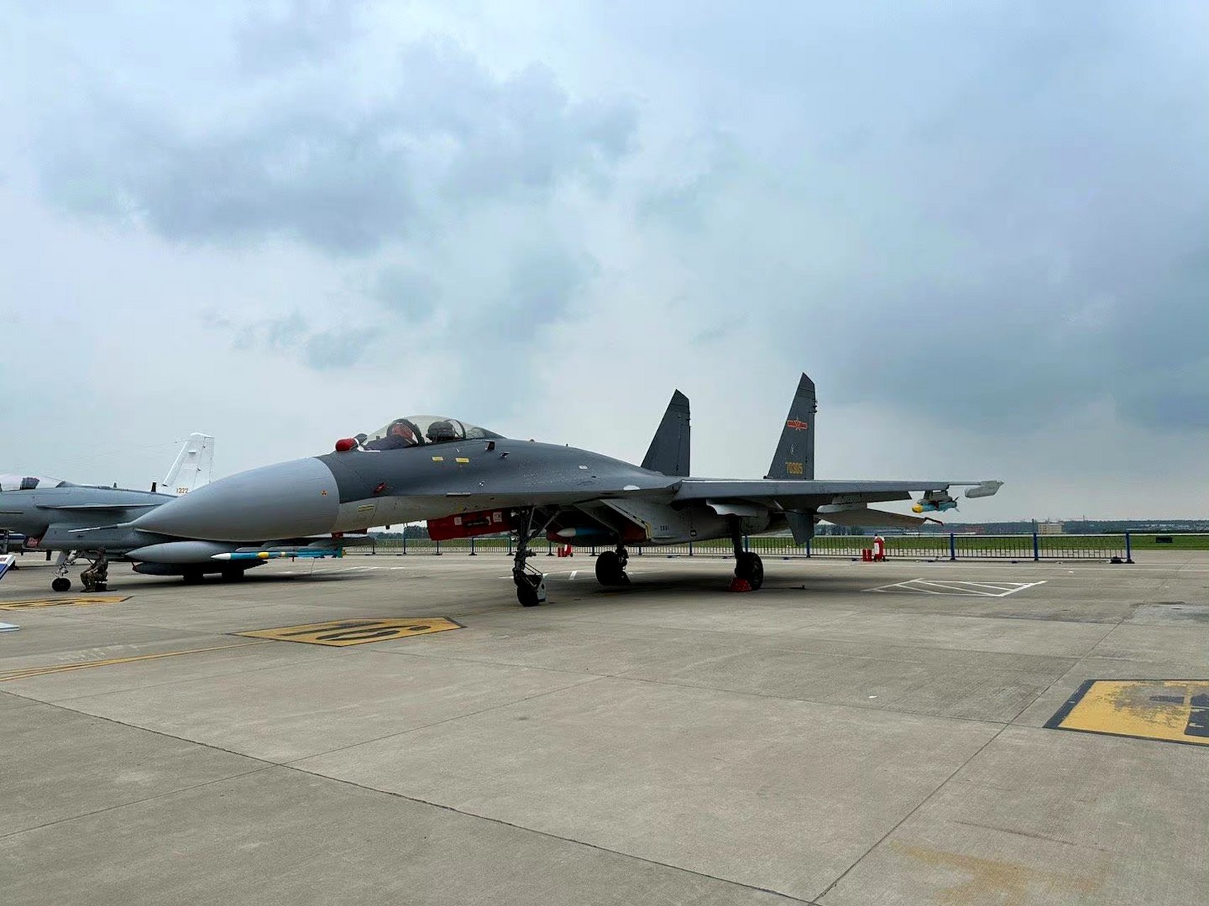 战机欣赏:空军开放日·长春航展上的歼-11bg战斗机,通过换装航电系统