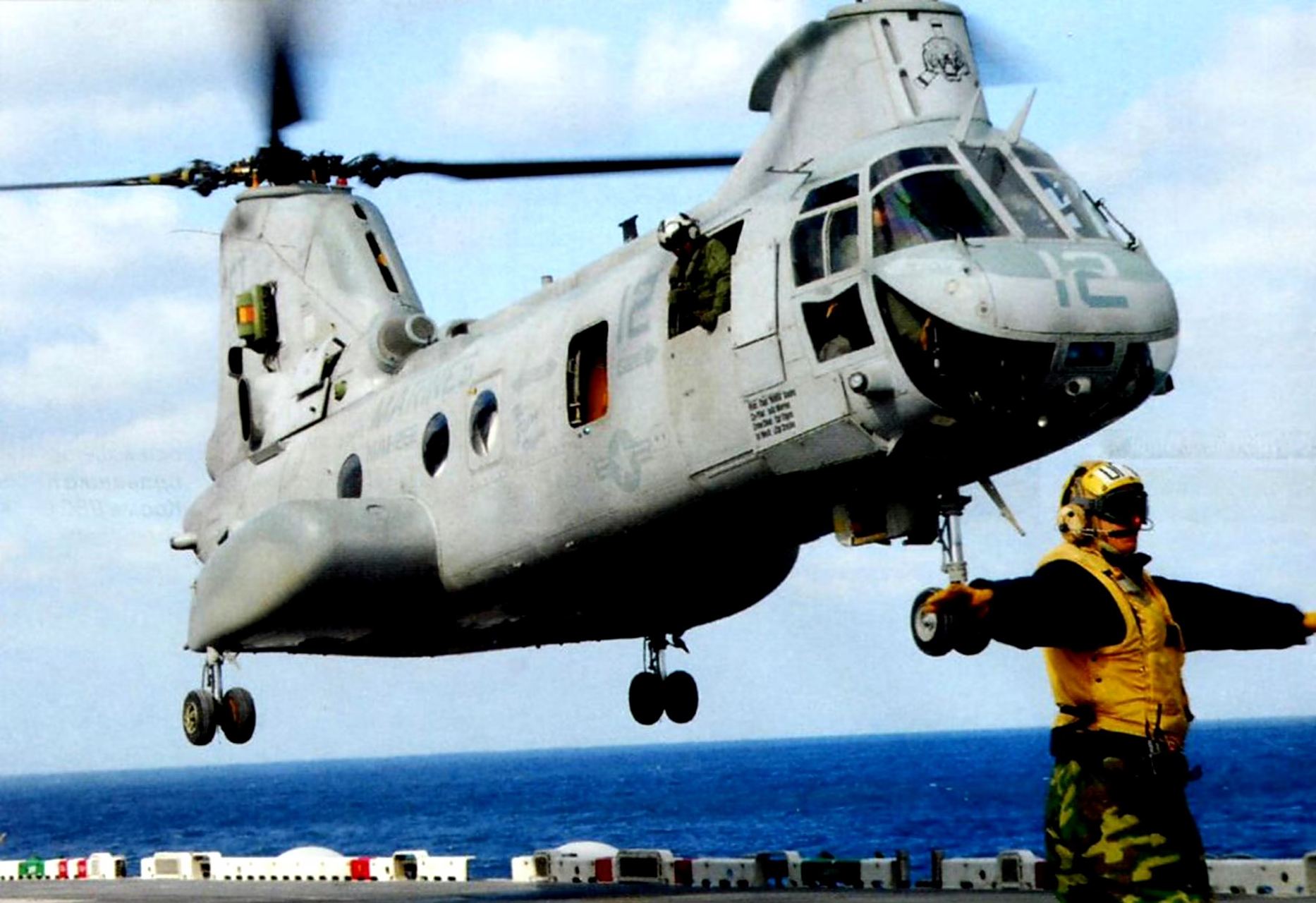 飞行器欣赏:美国 波音 ch-46 海上骑士直升机,与ch-47旋翼布局相同.