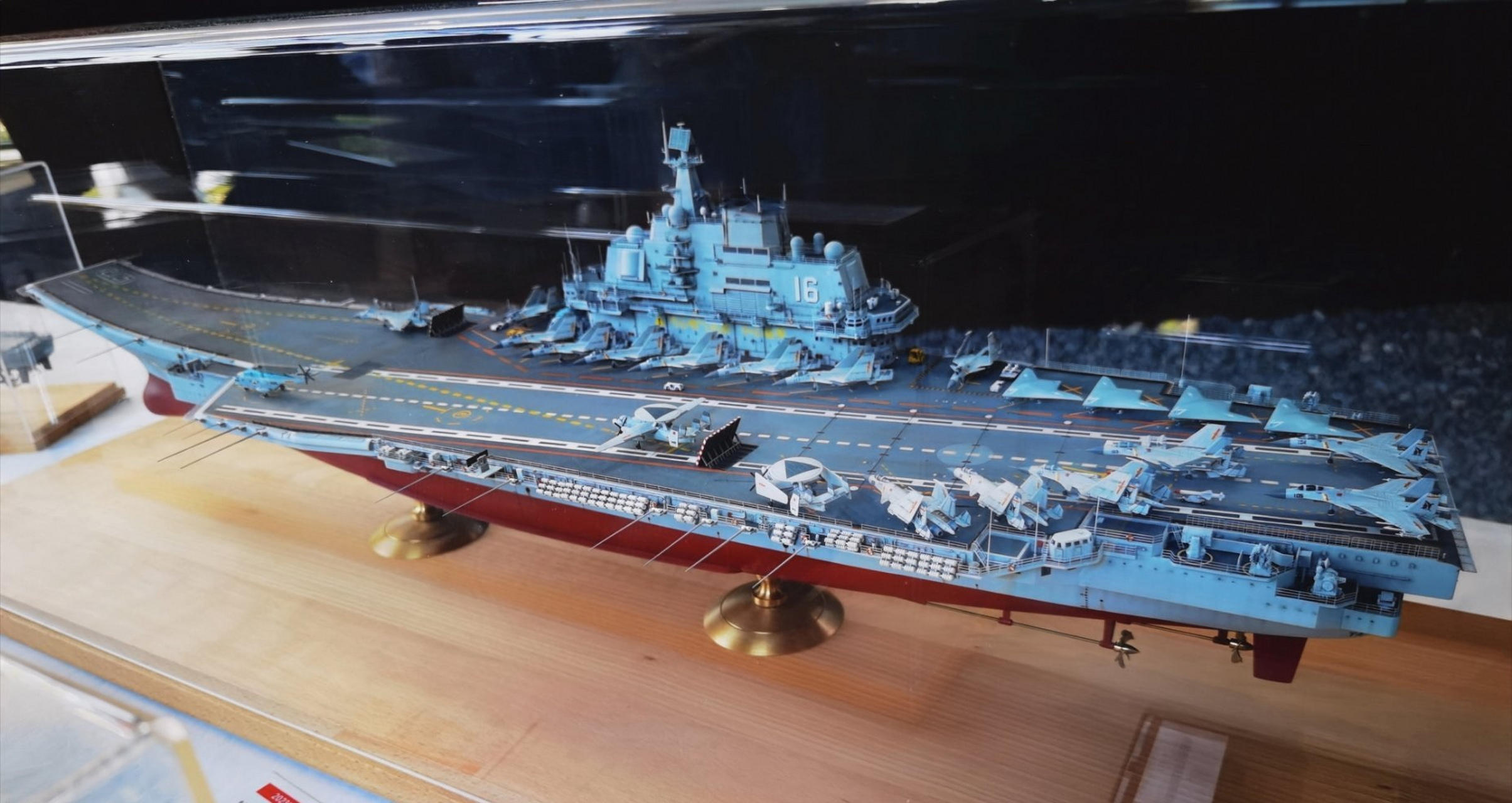 军模欣赏:23年西安模型交流赛上展出 1/350比例 中国海军"辽宁"舰.