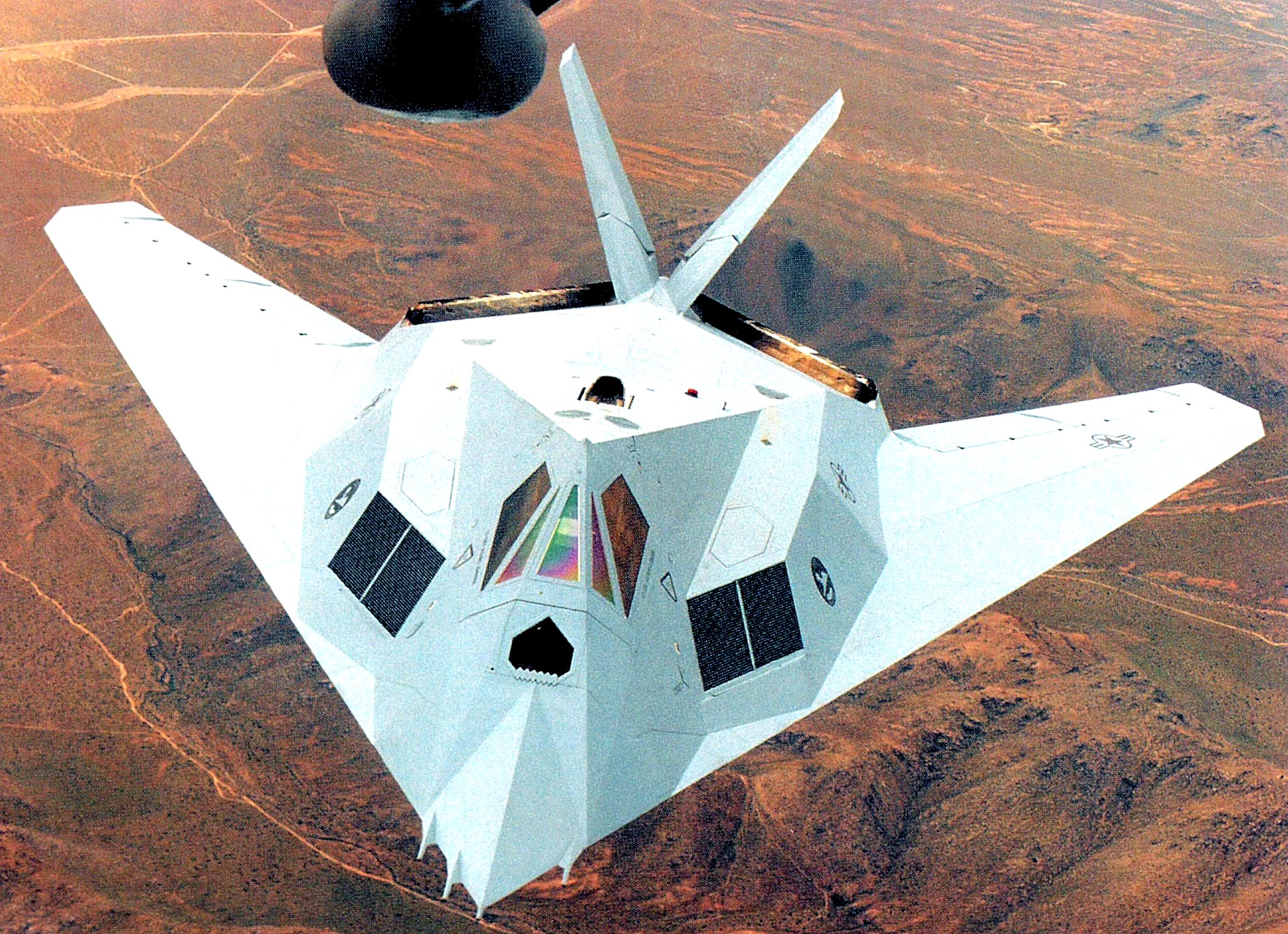 该机采用了直线条的隐身设计,是美国第一代隐身战机