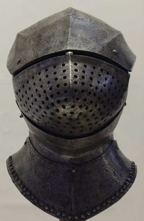 法国巴黎荣军院军事博物馆收藏的一件铁制闭合盔,面罩突出而布满了