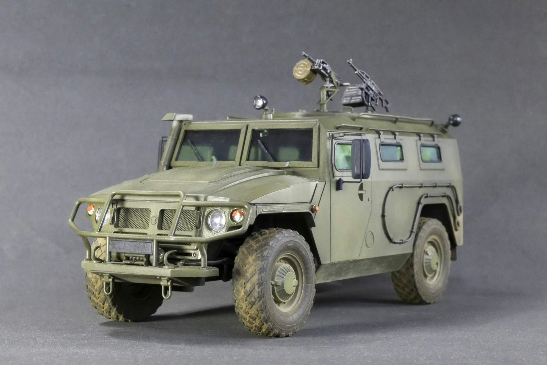 军模欣赏:zvezda 1/35 虎式装甲车,该车采用前置动力四轮驱动的设定