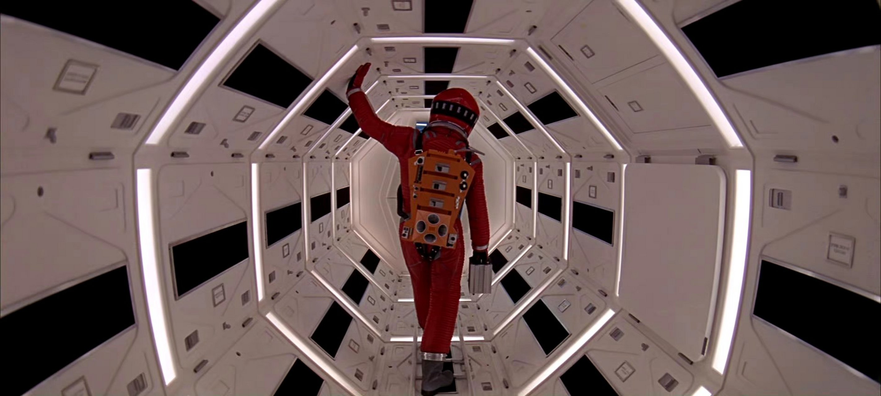 电影《2001:太空漫游》剧照欣赏,充满了中心透视构图,by 斯坦利·库布