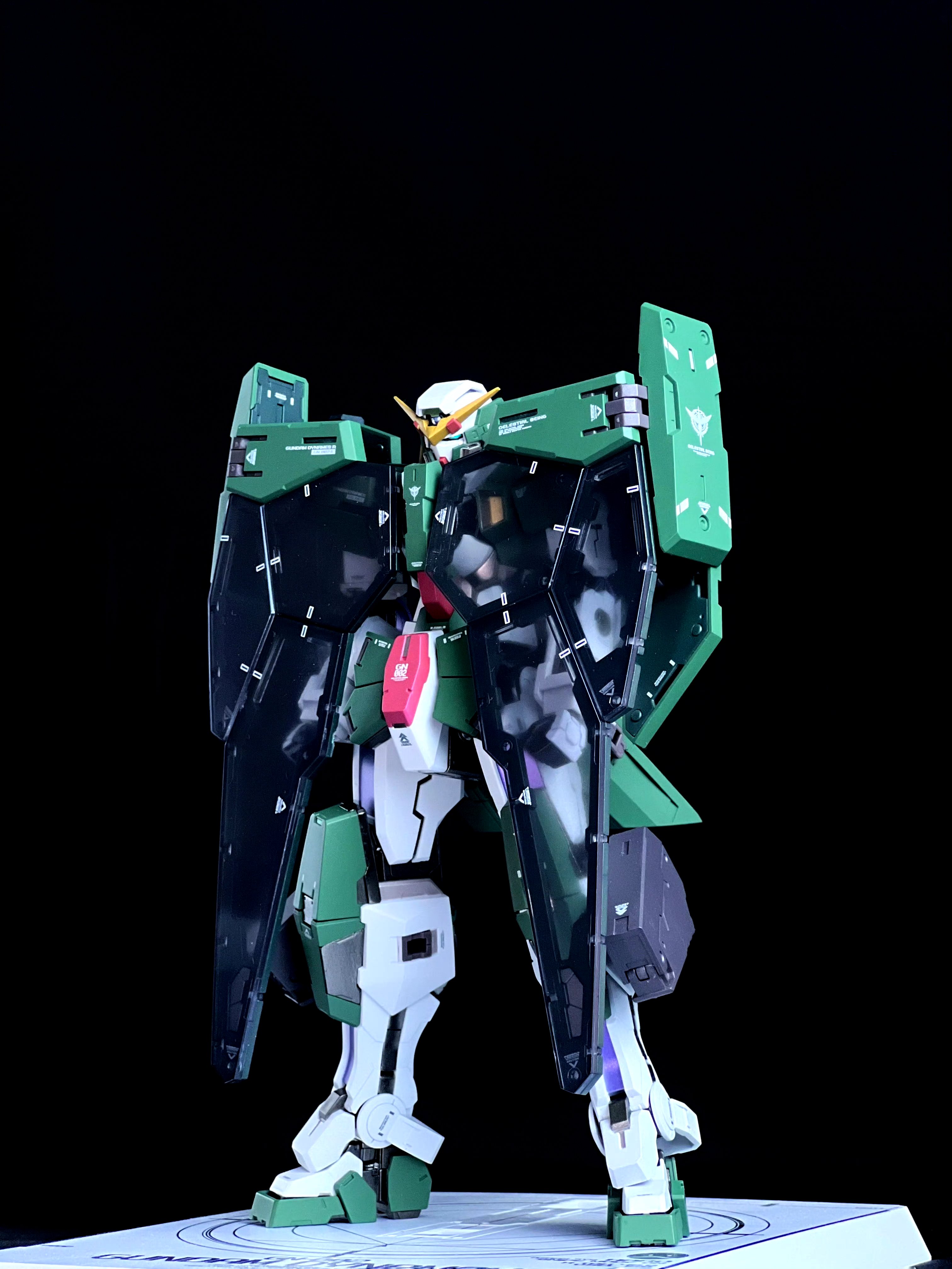 002 力天使高达,该机设定为以长距离精准狙击特化机,亦