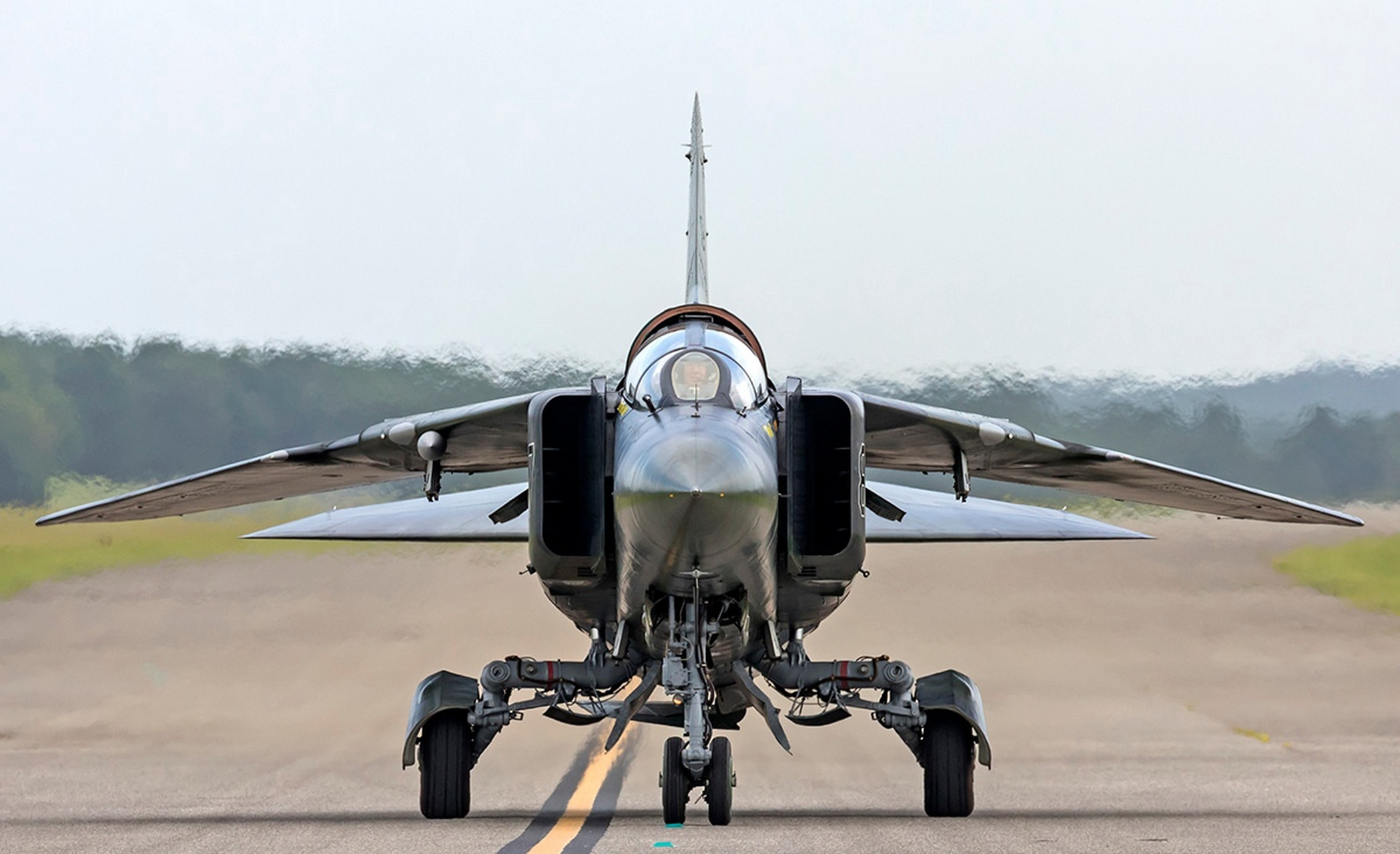 战机欣赏:奥什科什航展上的米格-23ub战斗教练机,可惜这架现在已经没