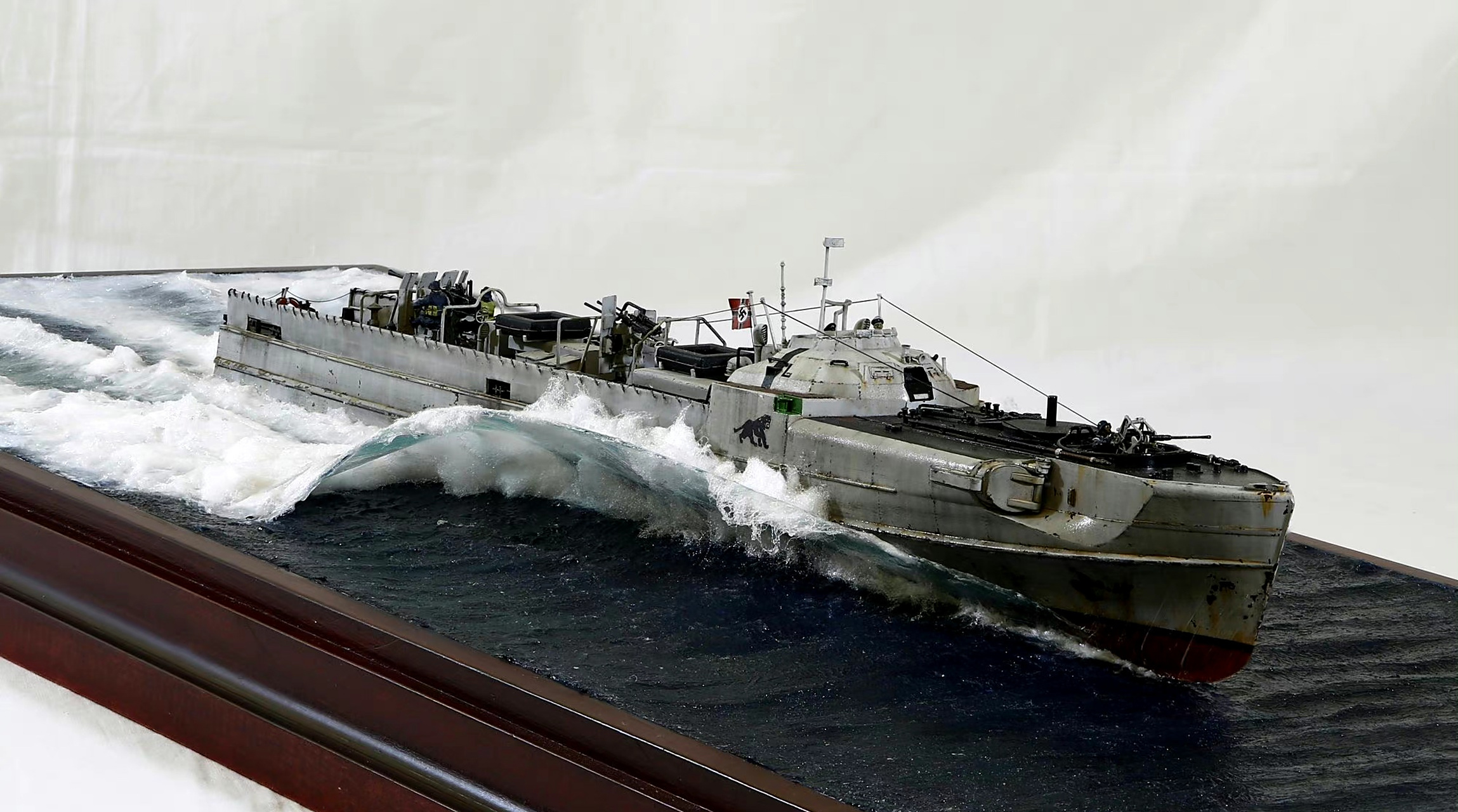 军模欣赏:kostas制作的二战德国海军鱼雷艇水景模型.