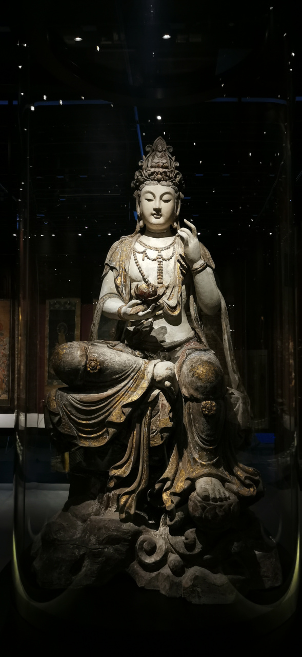 日内瓦民族学博物馆珍藏的一尊木雕观音菩萨,这是一尊13世纪在中国