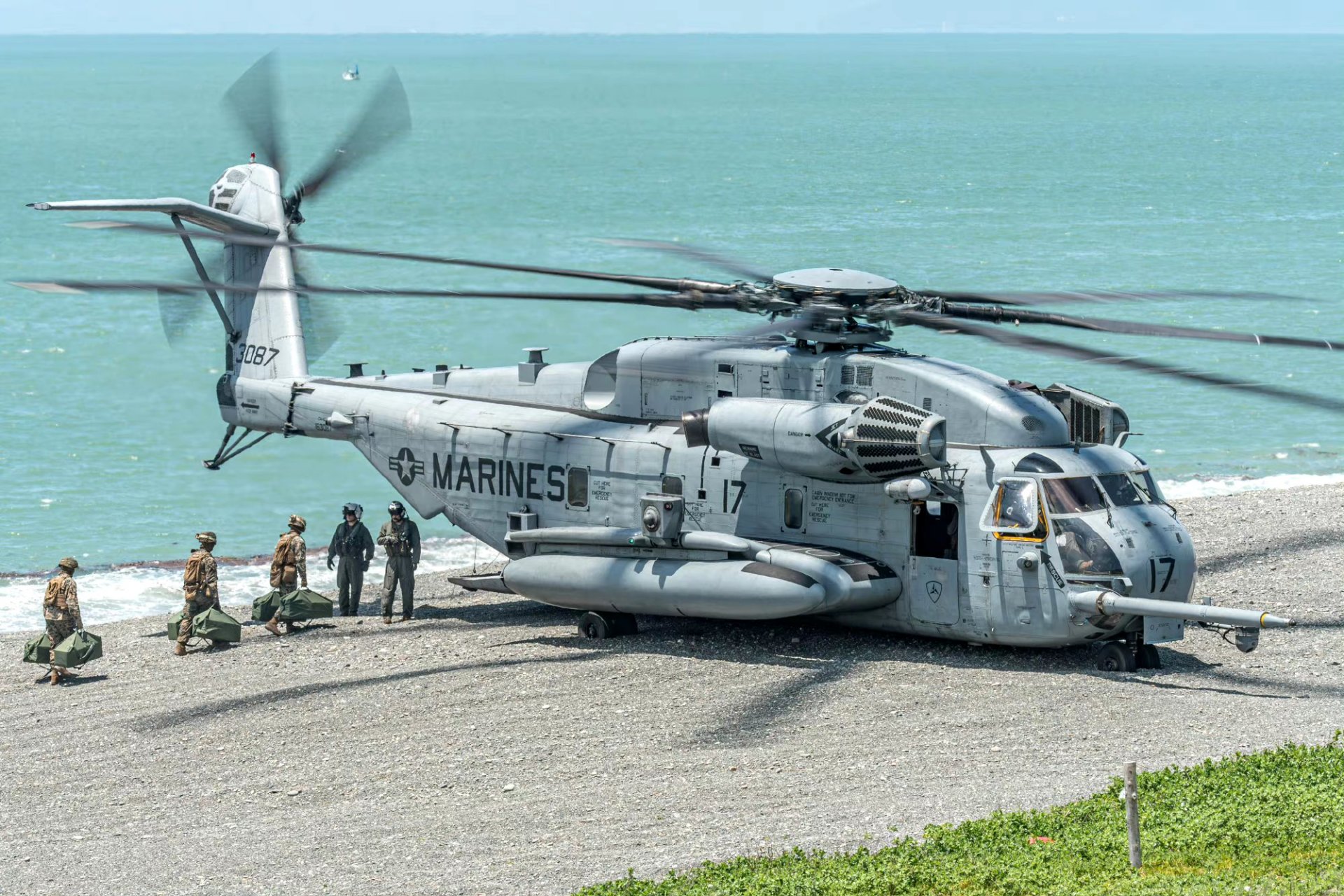 一组美海军陆战队装备的ch-53重型直升机展示,正在进行起降训练.