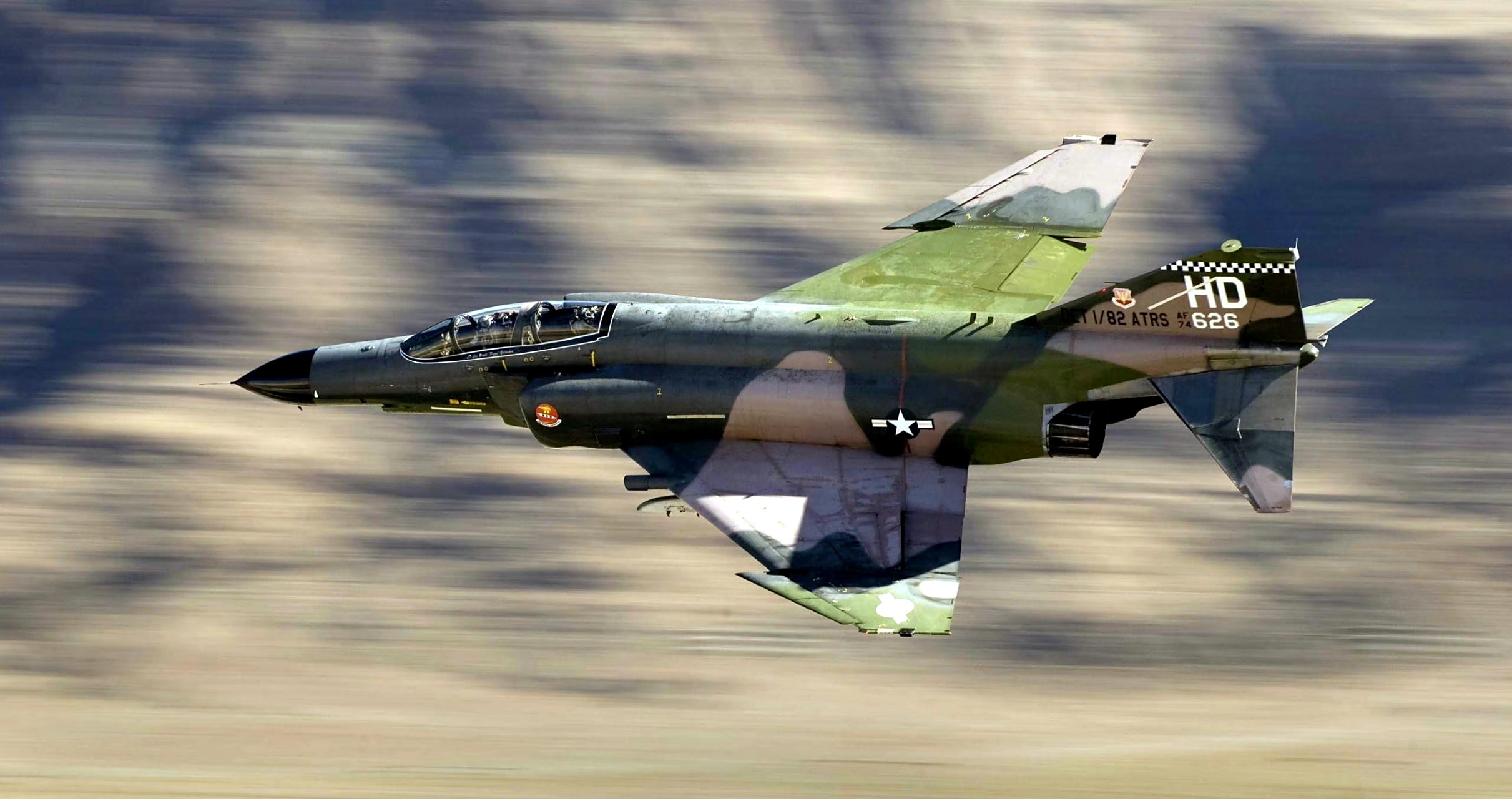 战机欣赏:再来一组美国 f-4 鬼怪ii 战斗机,二代战斗机的佼佼者.