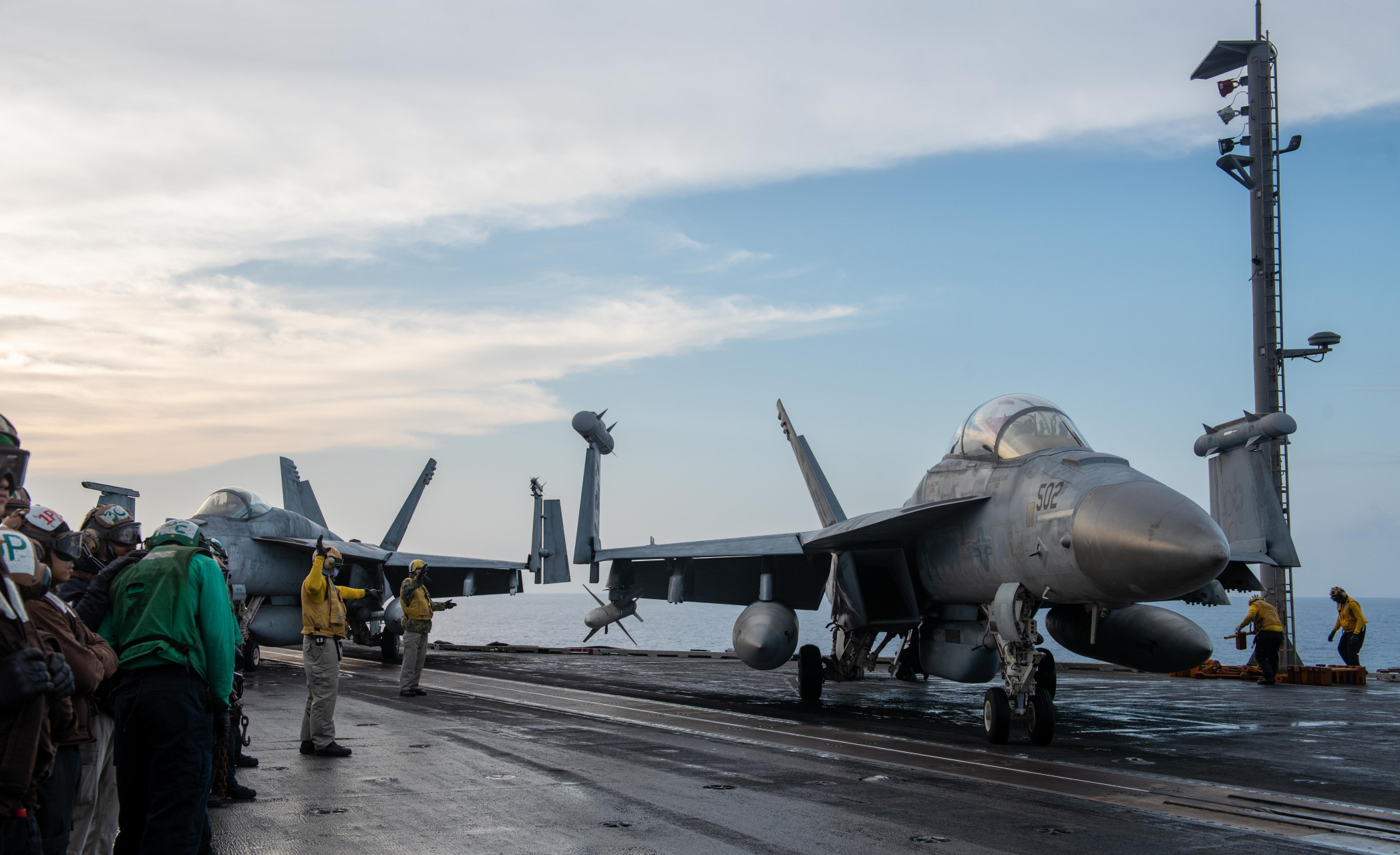 战舰欣赏:航母甲板上的fa-18e/f超级大黄蜂战斗机,喜欢场景模型的朋友