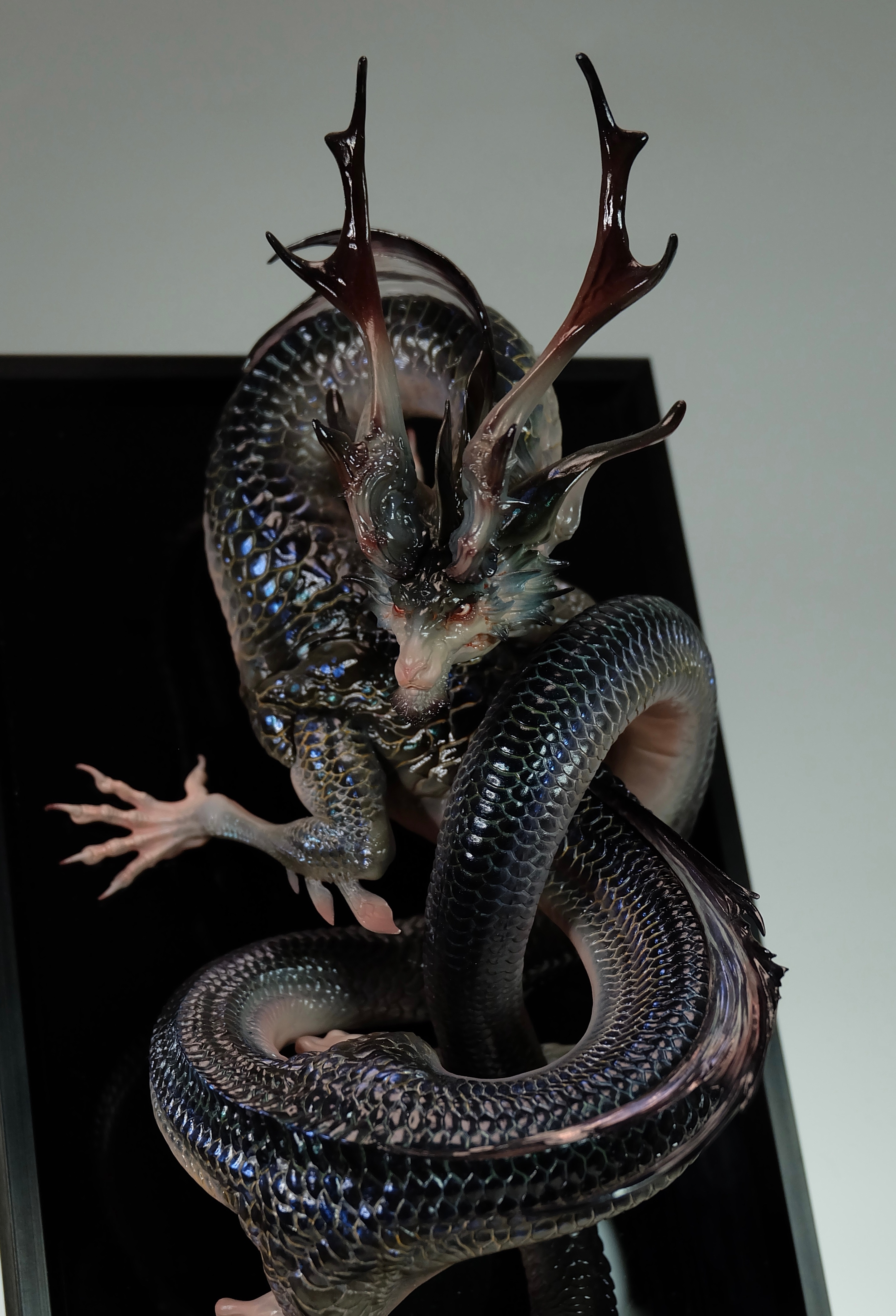 山人"制作的《流龙双相》雕塑,在一件作品上