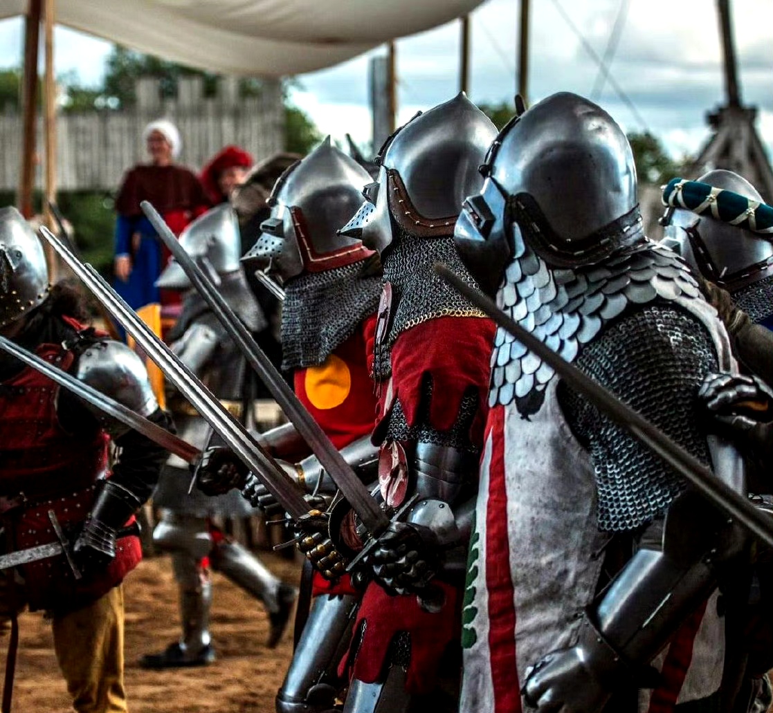 danielo auteur拍摄的一组重演照片,再现了中世纪晚期欧洲骑士的装束