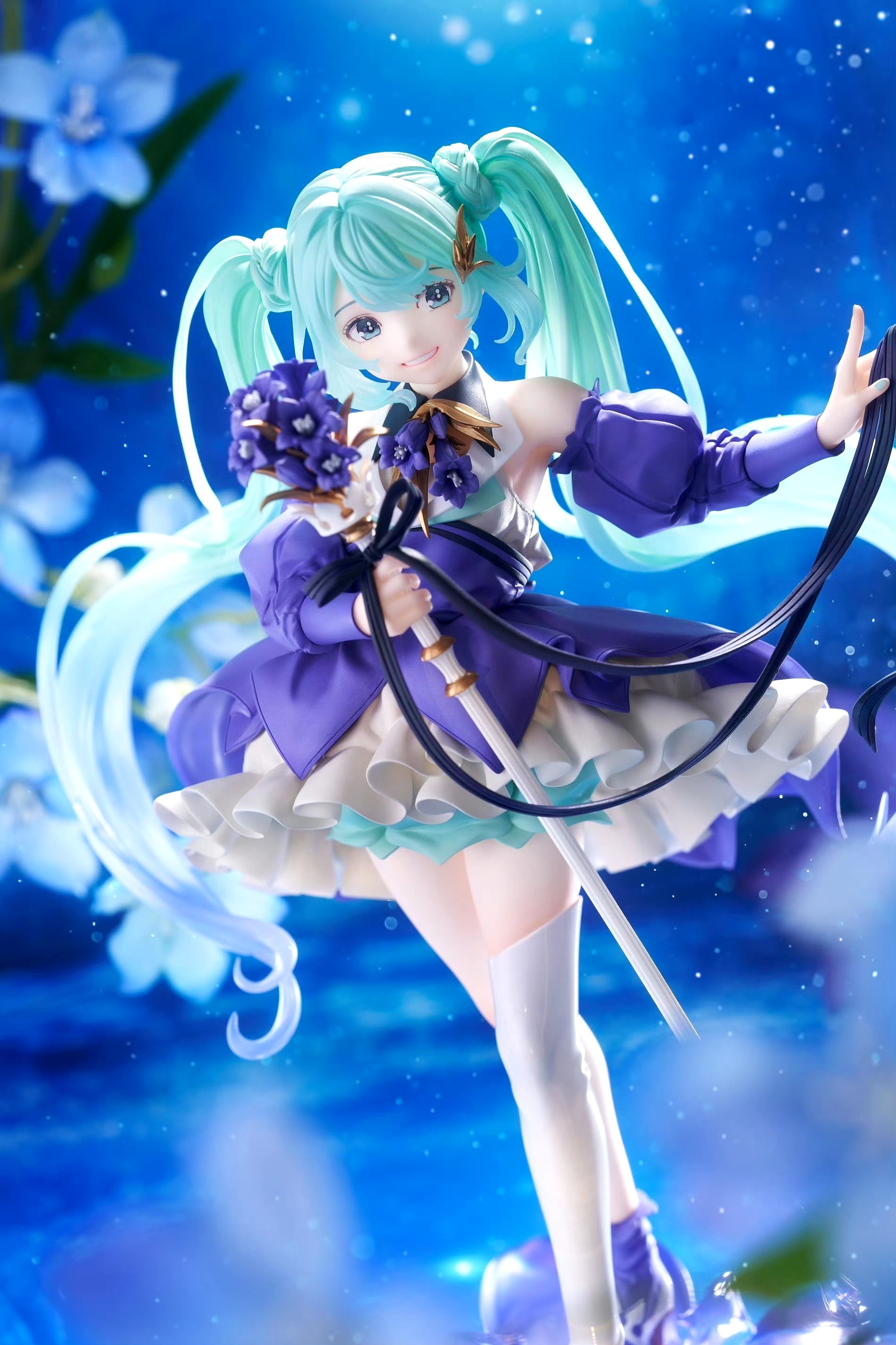 手办中的初音未来身穿精美的服装,服装上带有花朵元素,展现出独特的