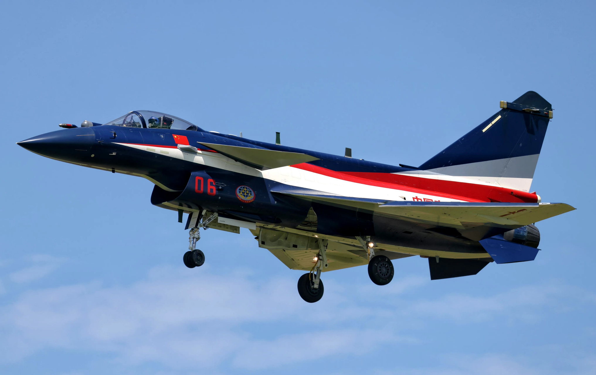 战机欣赏:空军开放日上的八一飞行表演队的歼-10c战斗机.