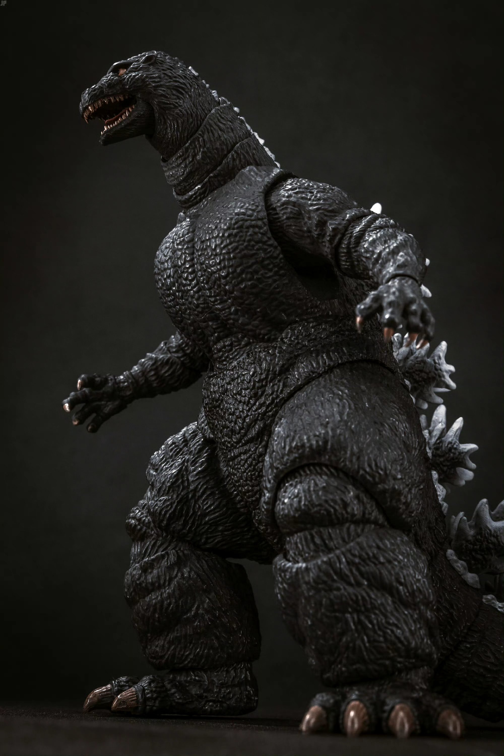 这款可动手办以电影《哥斯拉大战王者基多拉》