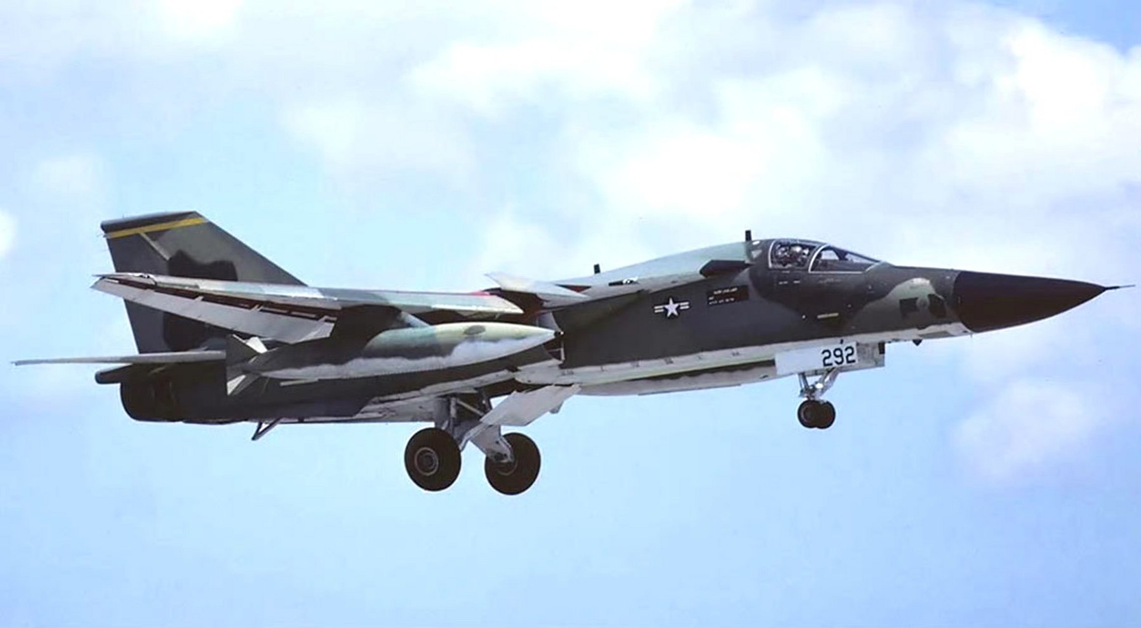 战机欣赏:美国空军 通用动力 f-111战斗轰炸机,世界上为数不多的可变