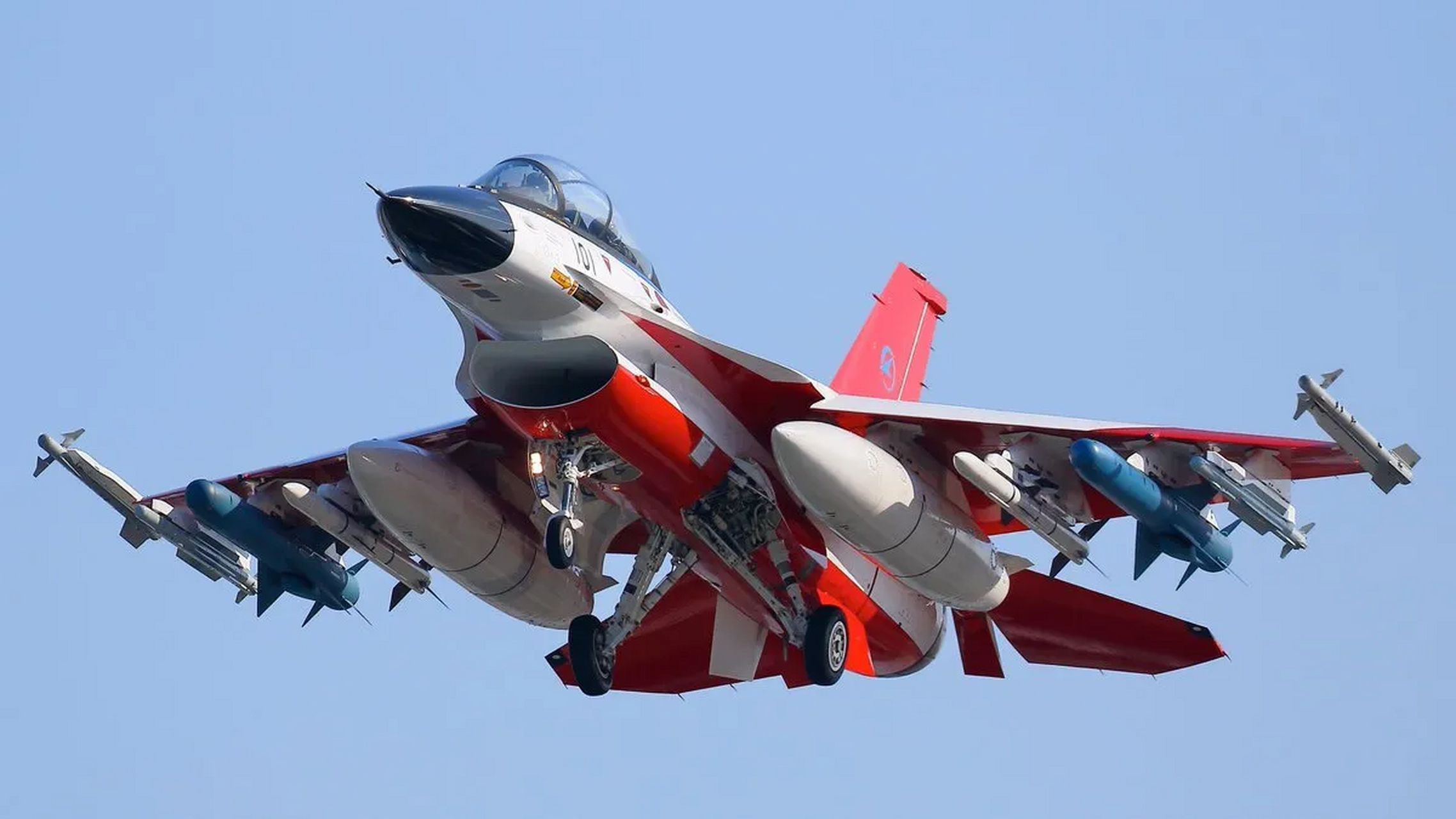 战机欣赏:岛国的f-2战斗机,是对f-16c/d的放大,挂载条件非常好,模友