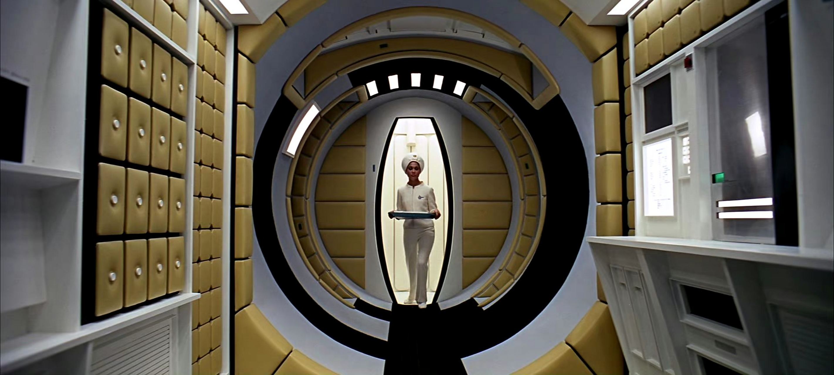 电影《2001:太空漫游》剧照欣赏,充满了中心透视构图,by 斯坦利