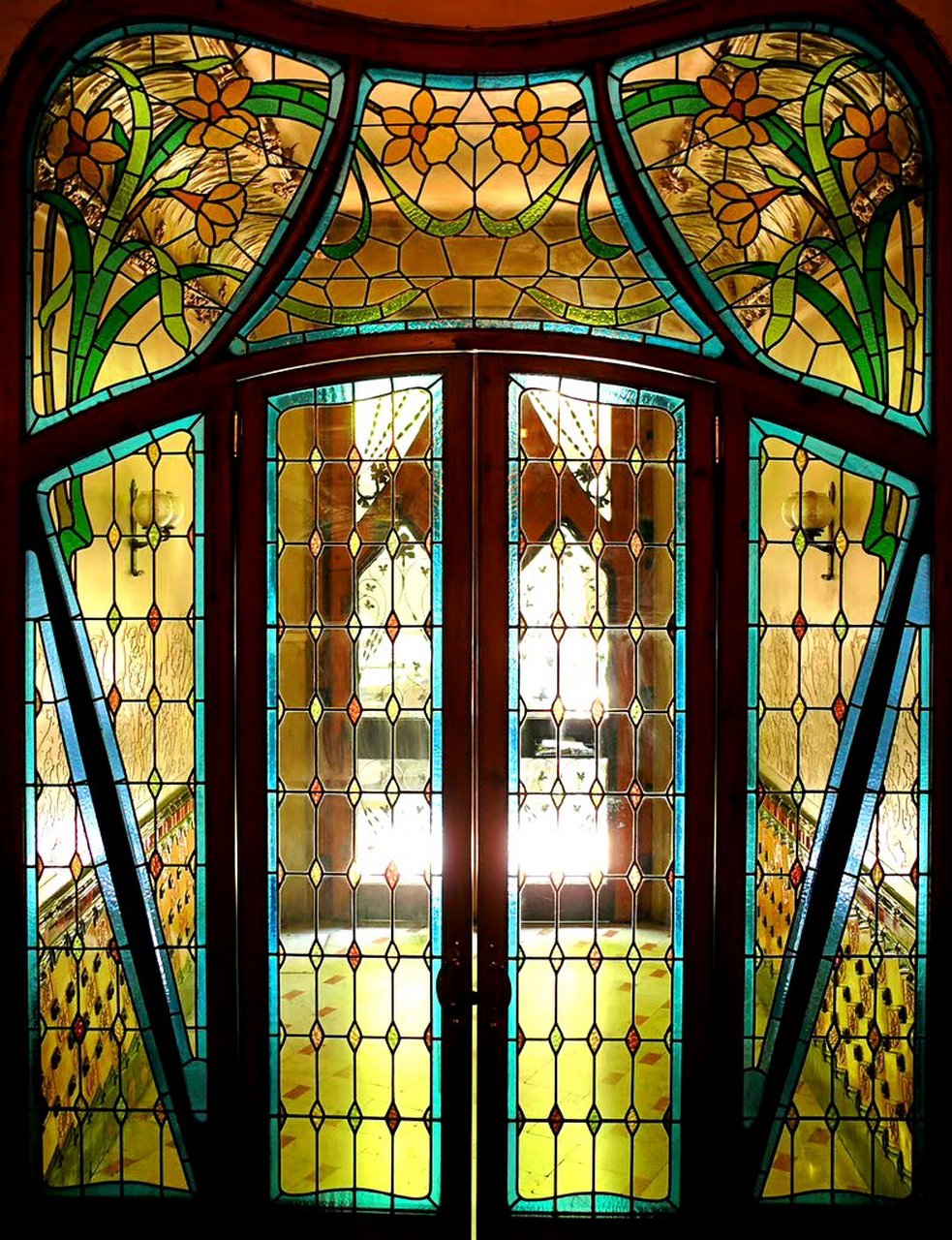 一组建筑中那些新艺术风格的彩绘玻璃门,图案精美,元素搭配生动有序.