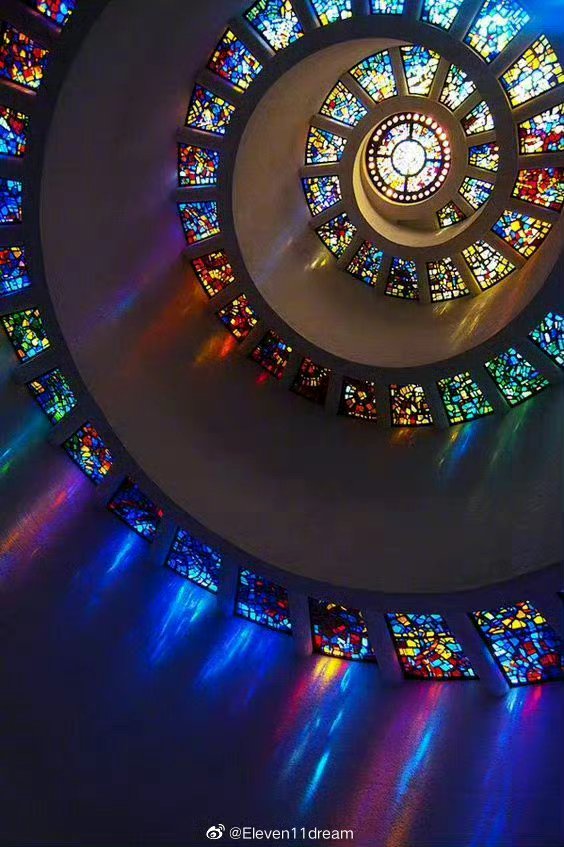 分享一组玫瑰花窗照片,它是一种常见的圆形窗户设计,尤其出现在哥特式