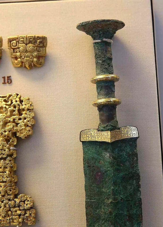 大英博物馆收藏的蟠虺纹金剑柄,比宝鸡益门二号墓出